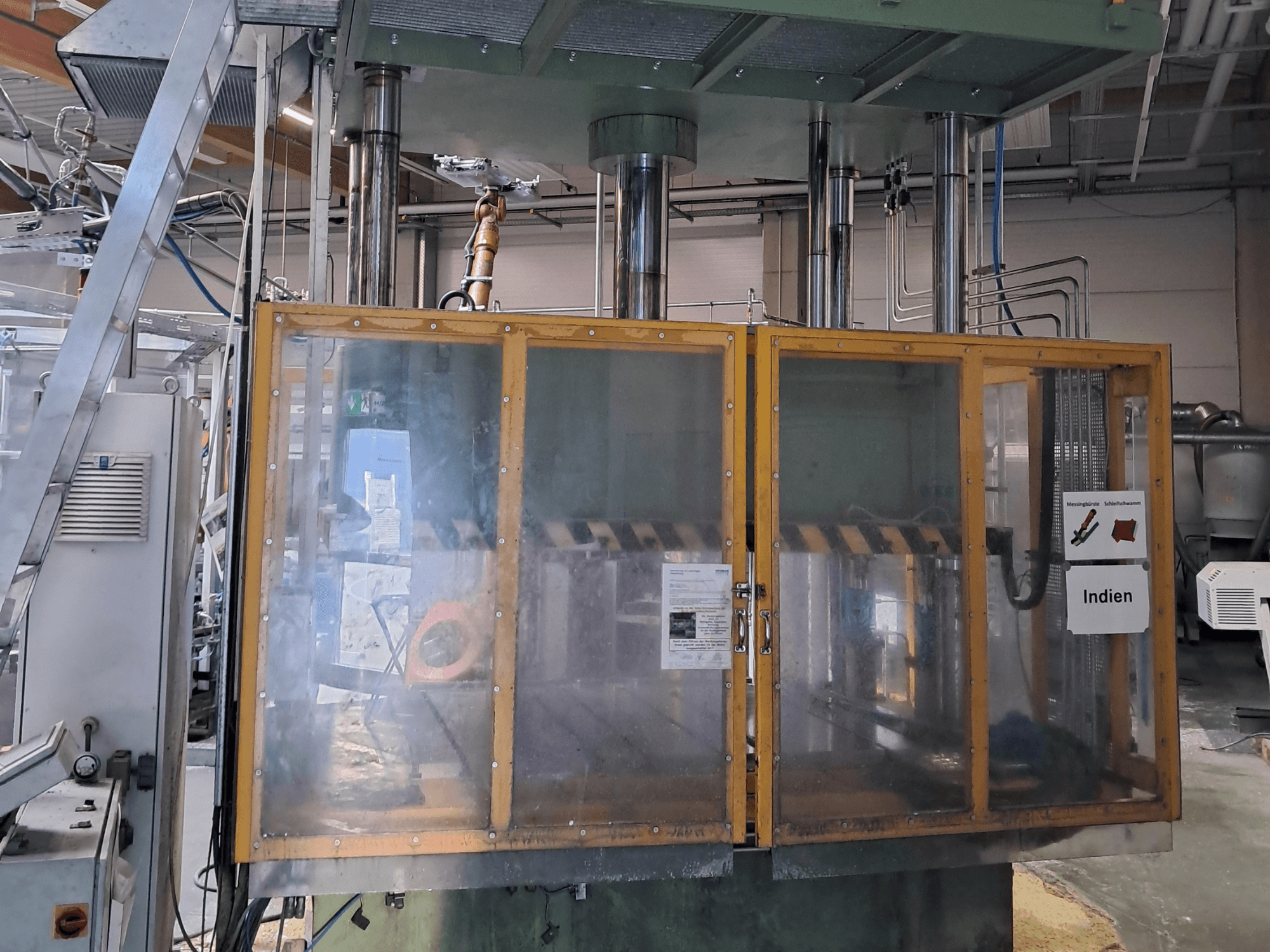 Metaalpers HS 4 160-K3 van Other, vooraanzicht met veiligheidsglasbehuizing en bedieningselementen in een industriële omgeving.