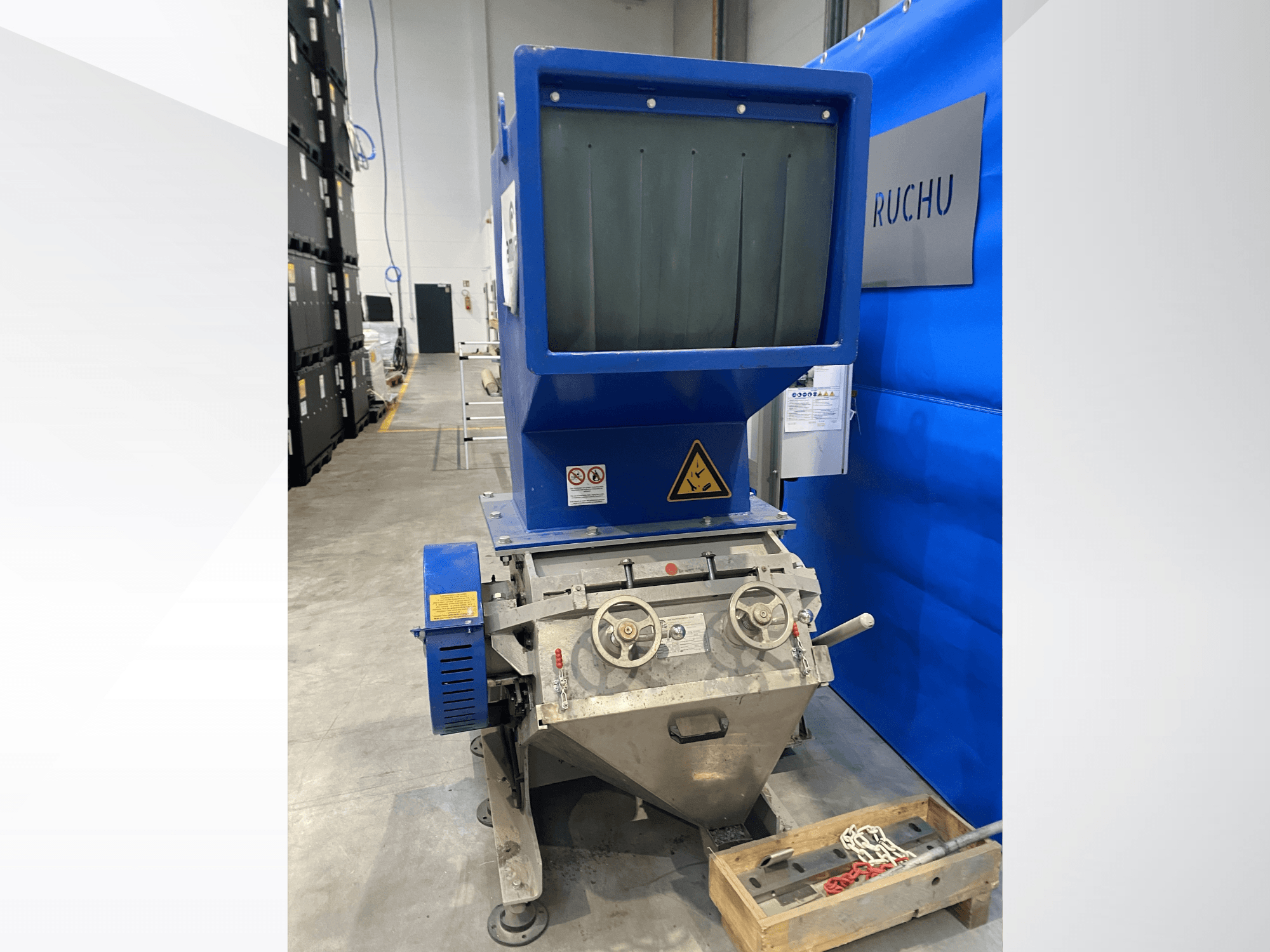 Vooraanzicht van de AMIS GSE 300/600 kunststofverwerkingsmachine met blauwe trechter, bedieningsknoppen en waarschuwingslabels.