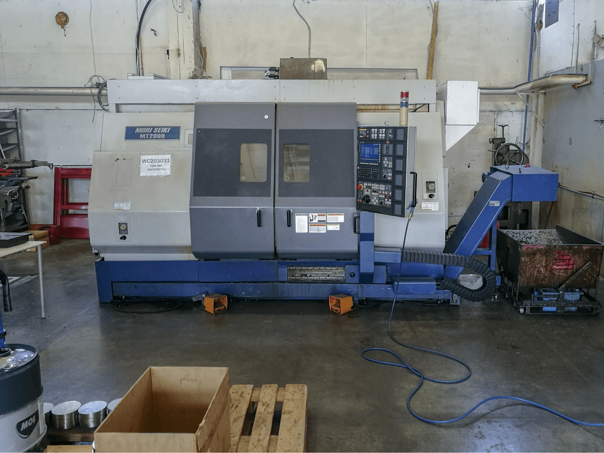 Vooraanzicht van MORI SEIKI MT-2000 SZ machine