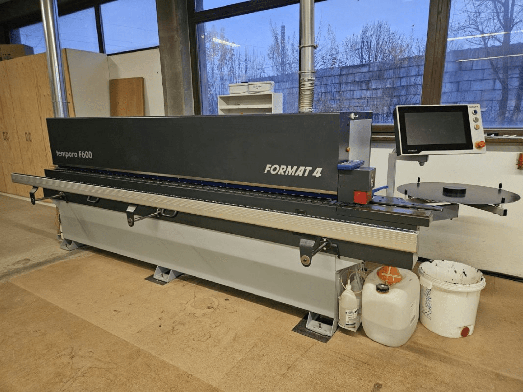 Templora F600 van Format 4, vooraanzicht van een houtbewerkingsmachine met digitaal display, snijtafel en opbergbakken.