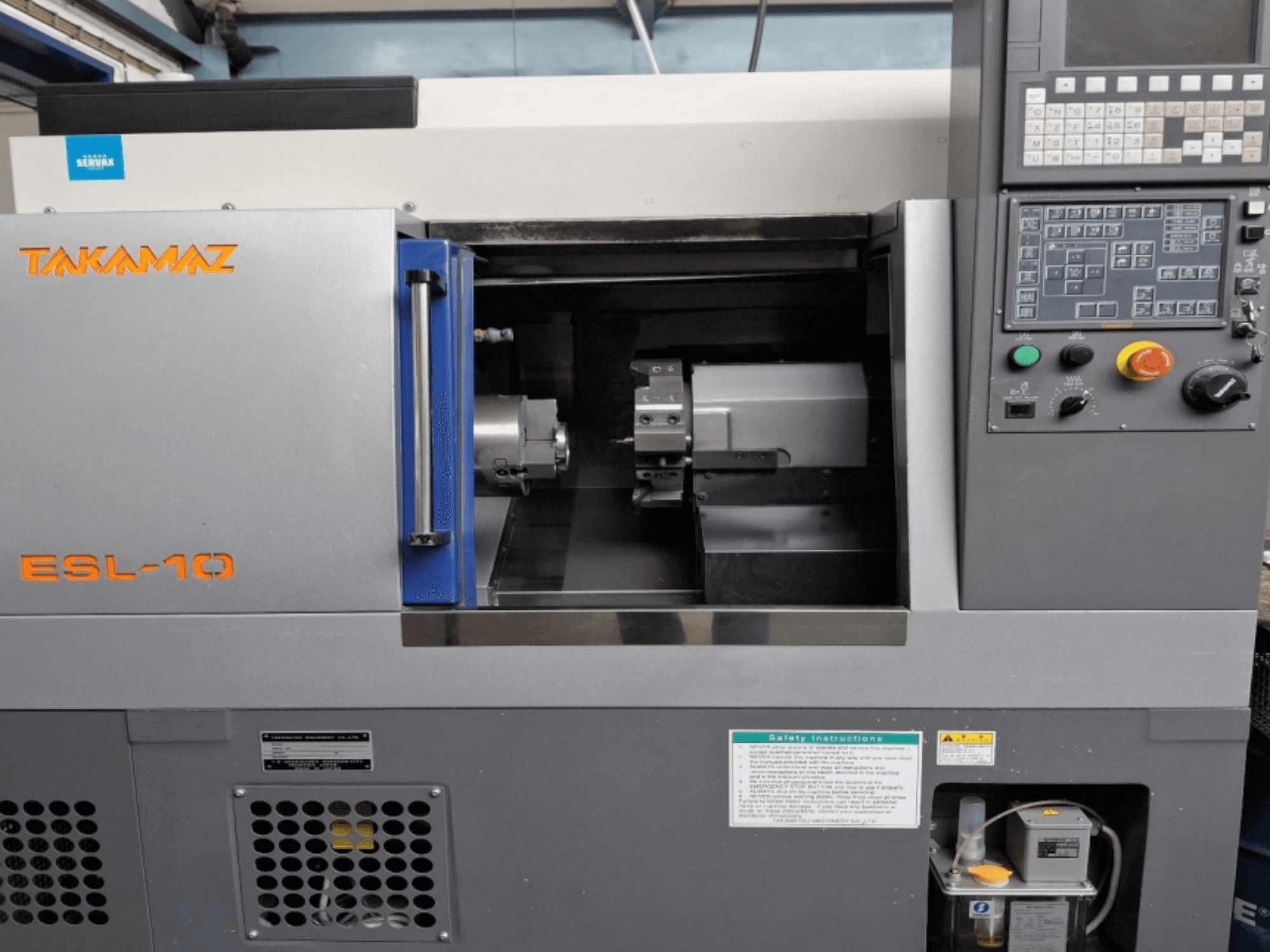 Vooraanzicht van de Takamaz ESL 10 horizontale draaimachine, met het bedieningspaneel, de spindel en de bedieningsinterface.