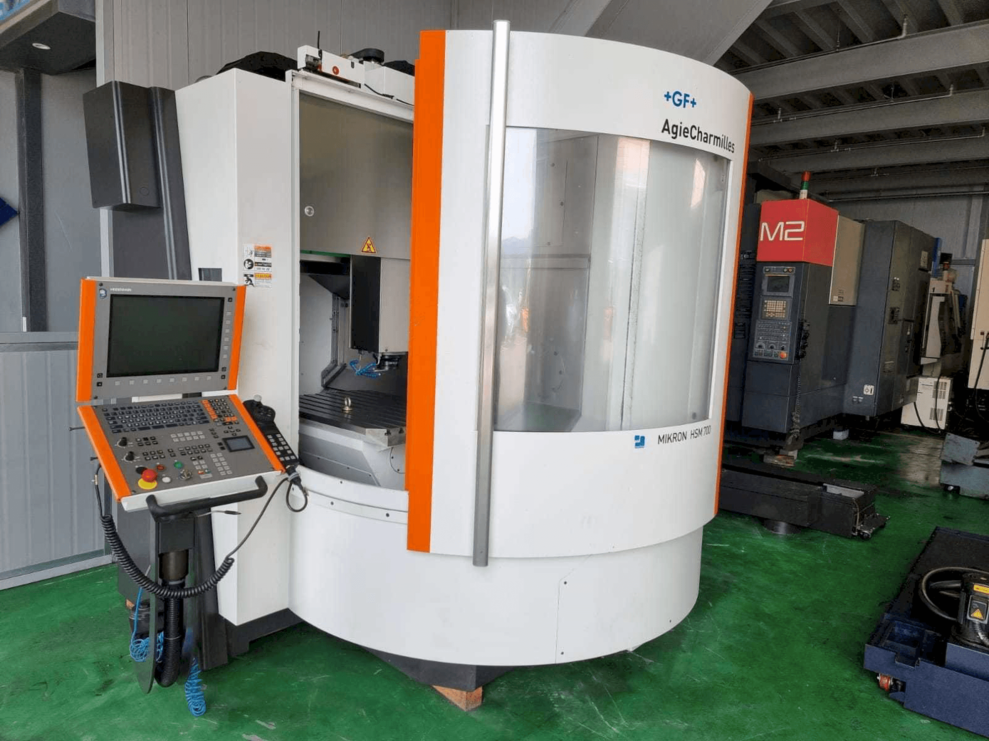 Vooraanzicht van GF AgieCharmilles Mikron HSM 700 machine