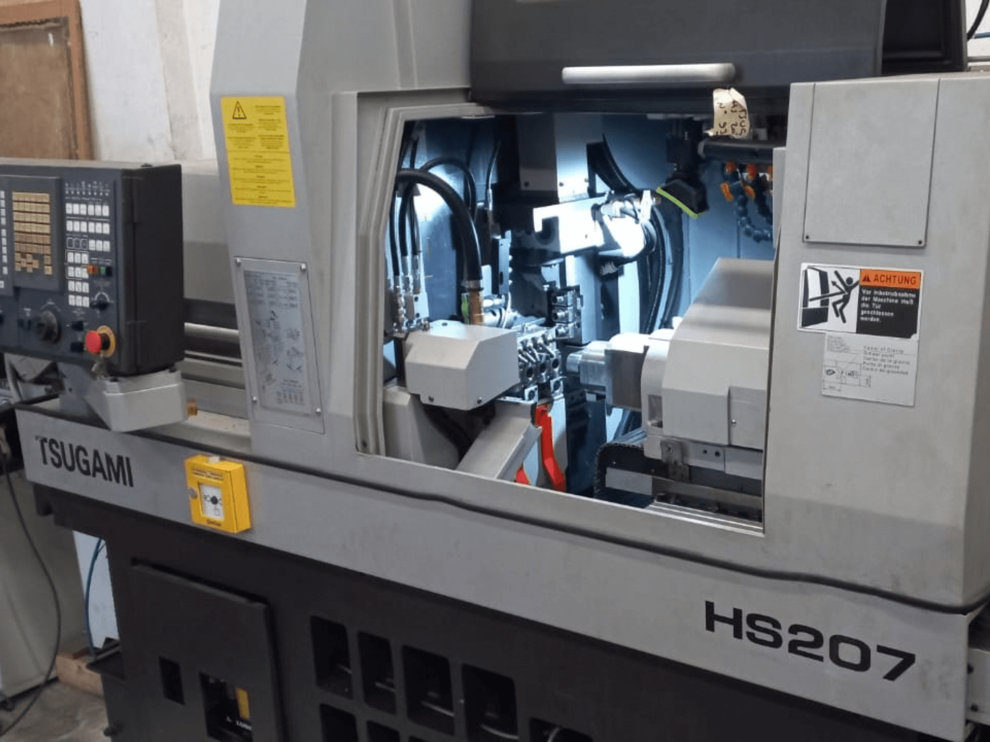 TSUGAMI HS207 draaibank van het Zwitserse type, vooraanzicht met bedieningspaneel en interne onderdelen.