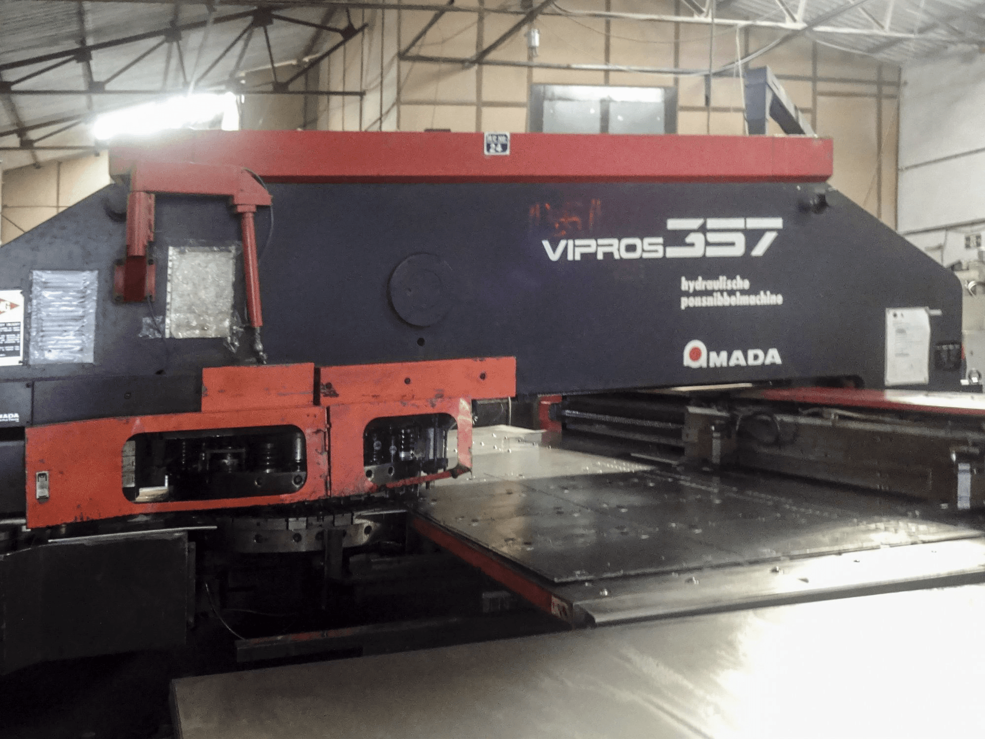 Vooraanzicht van AMADA Vipros 357 machine
