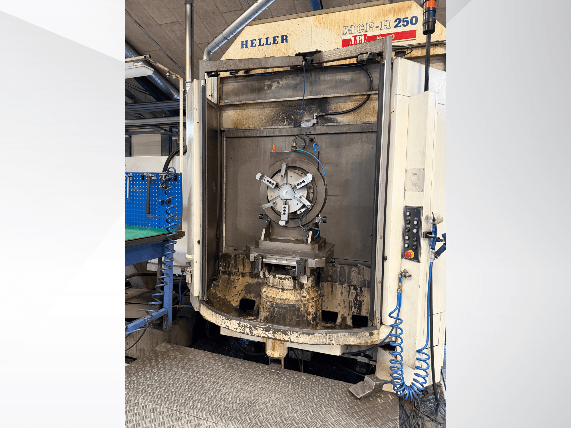 Vooraanzicht van het horizontale bewerkingscentrum HELLER MCP 250, met het bedieningspaneel, de werkstukhouders en het bewerkingsgebied.