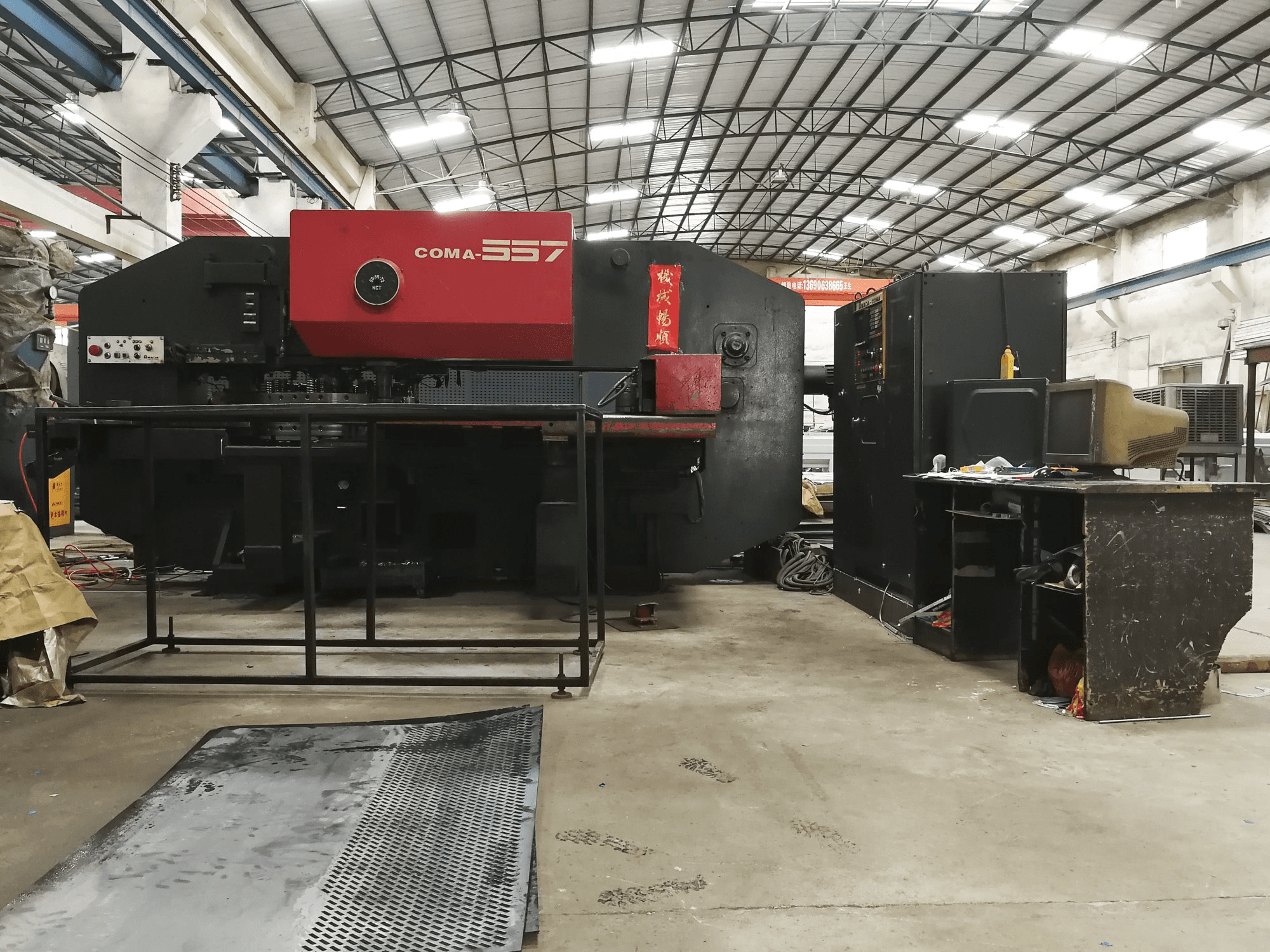 Vooraanzicht van AMADA Coma 557 machine