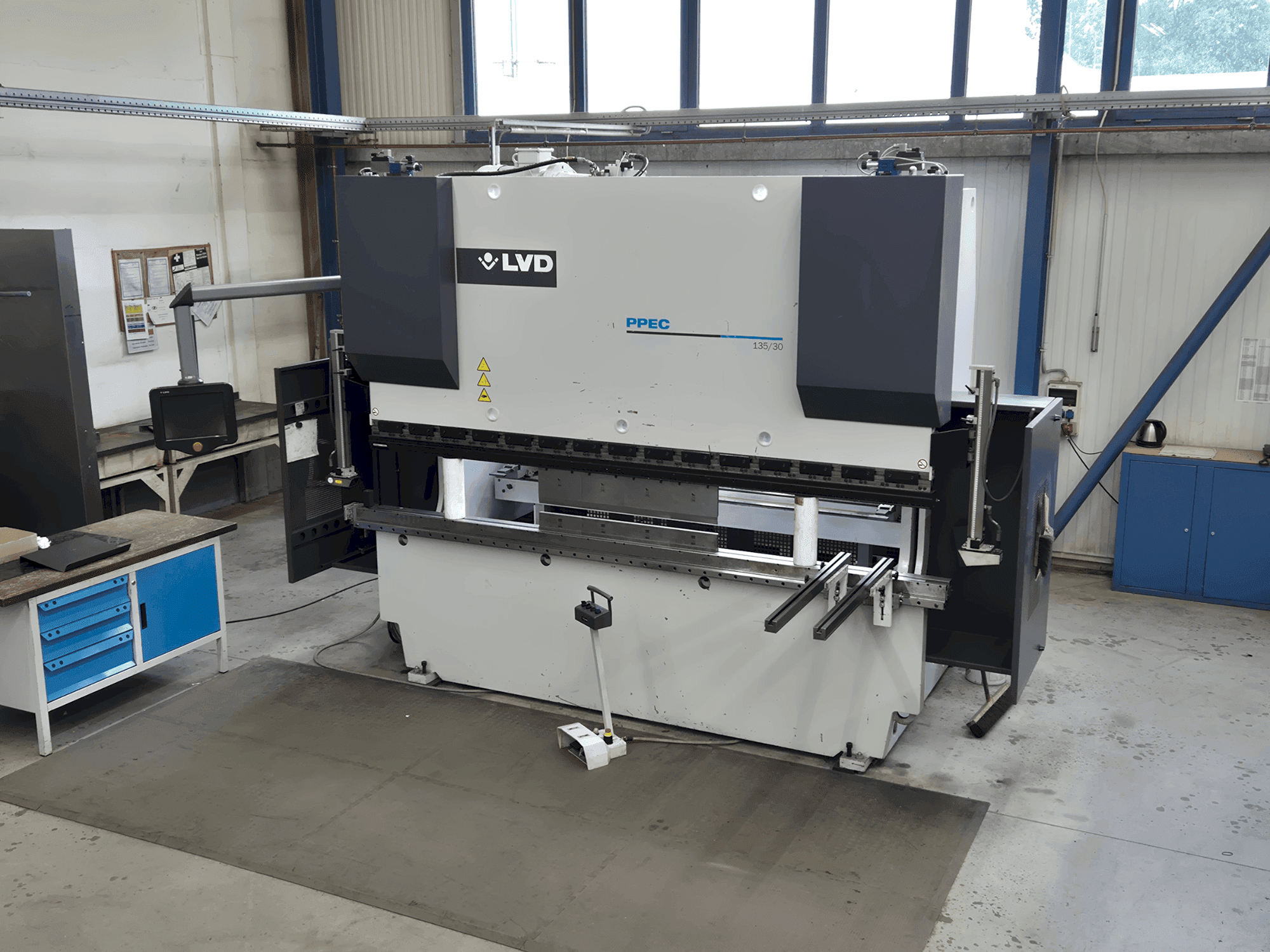 Vooraanzicht van LVD PPEC 135/30 machine