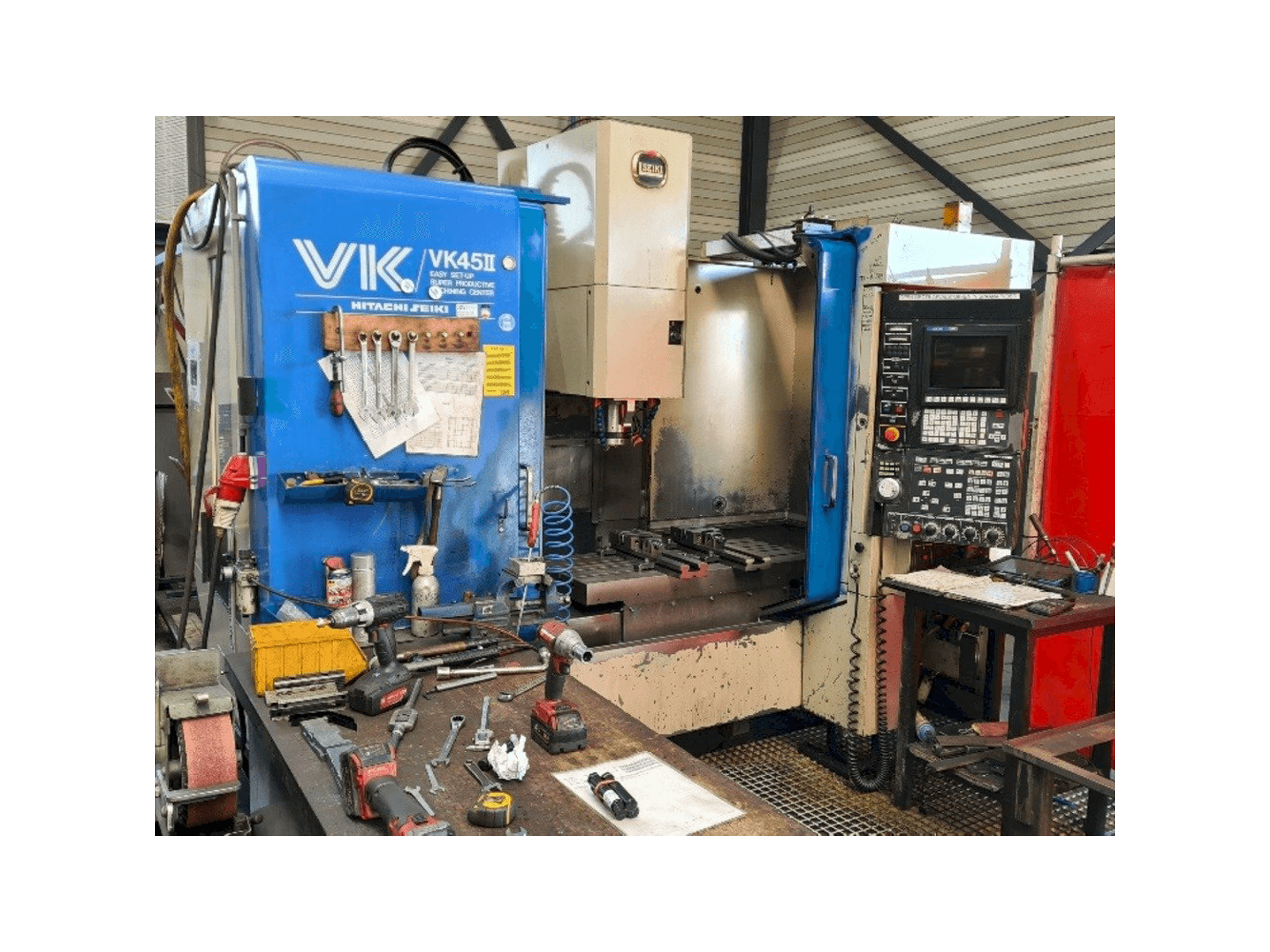 Vooraanzicht van HITACHI SEIKI VK45II machine