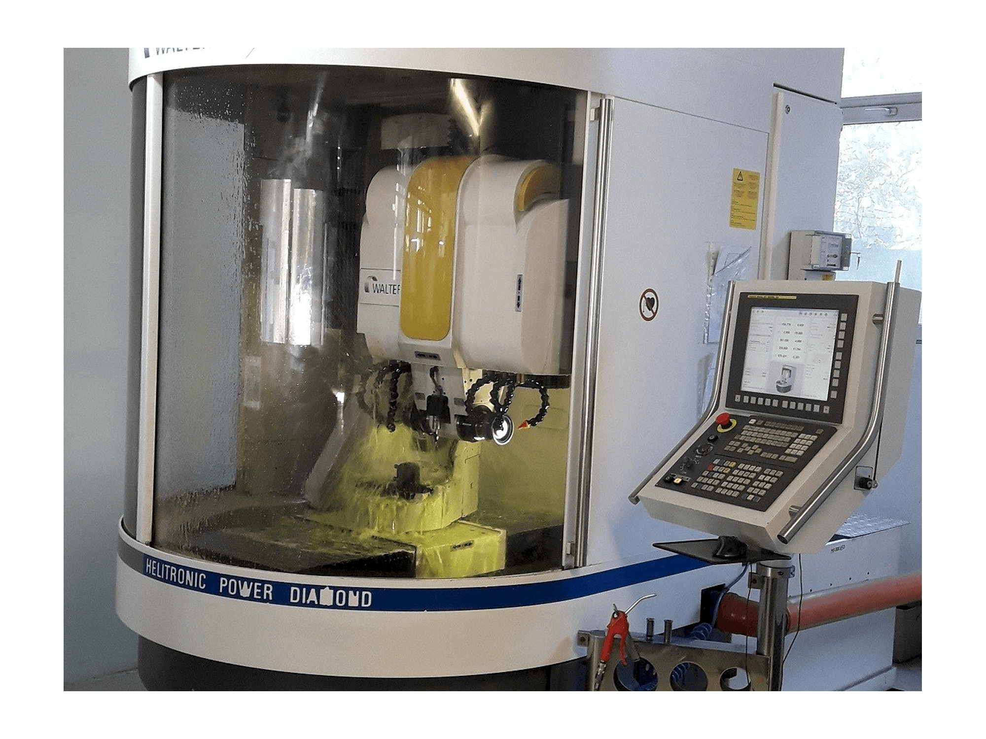 Vooraanzicht van Walter Helitronic Power F machine