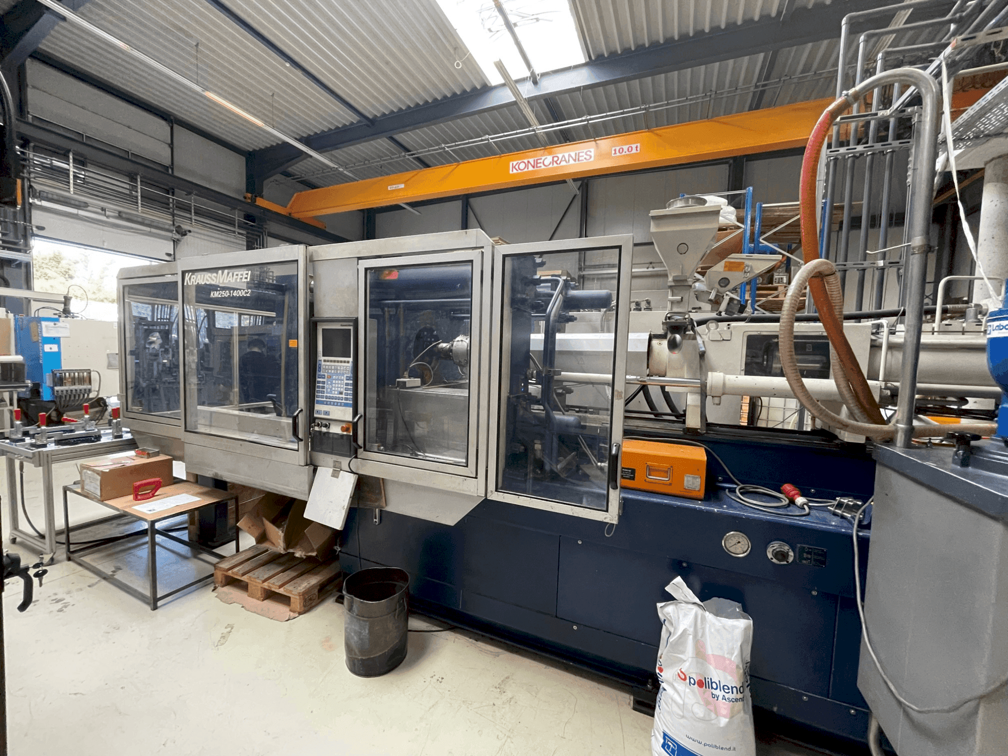 Vooraanzicht van Krauss Maffei 250-1400 C2 machine