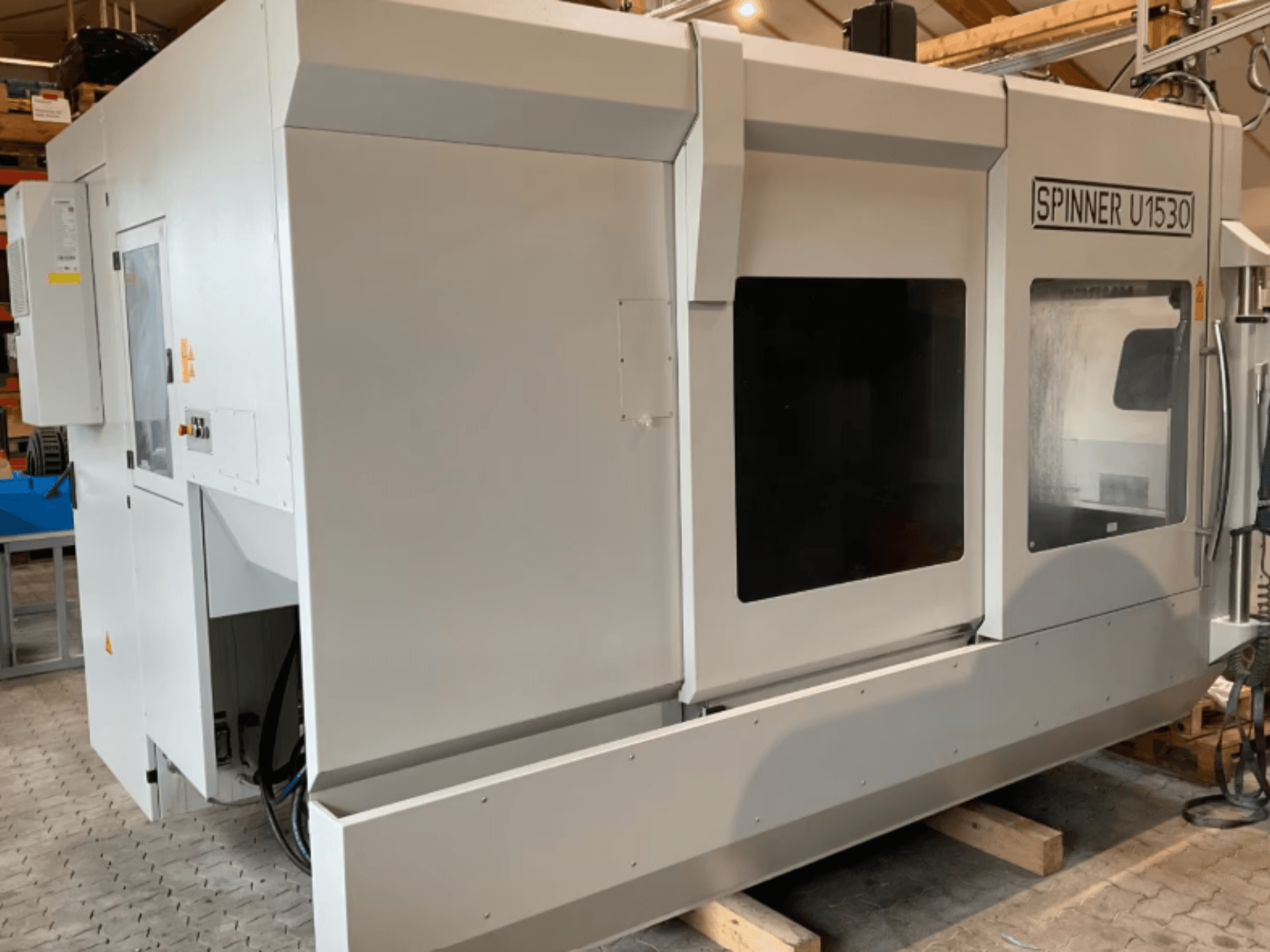 Verticaal bewerkingscentrum SPINNER U5-1530, afgebeeld in zijaanzicht, met een groot werkgebied en bedieningspaneel.