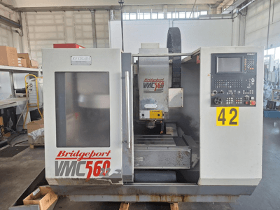 Verticaal bewerkingscentrum Bridgeport VMC 560/22, vooraanzicht, met bedieningspaneel, gereedschapshouder en werkgebied.