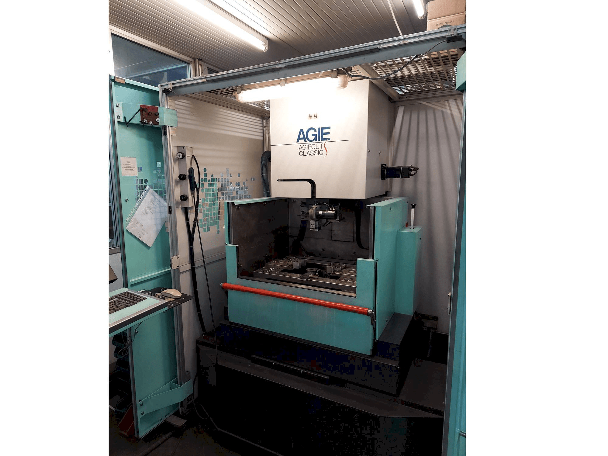 Vooraanzicht van AGIE Agiecut Classic 2S machine