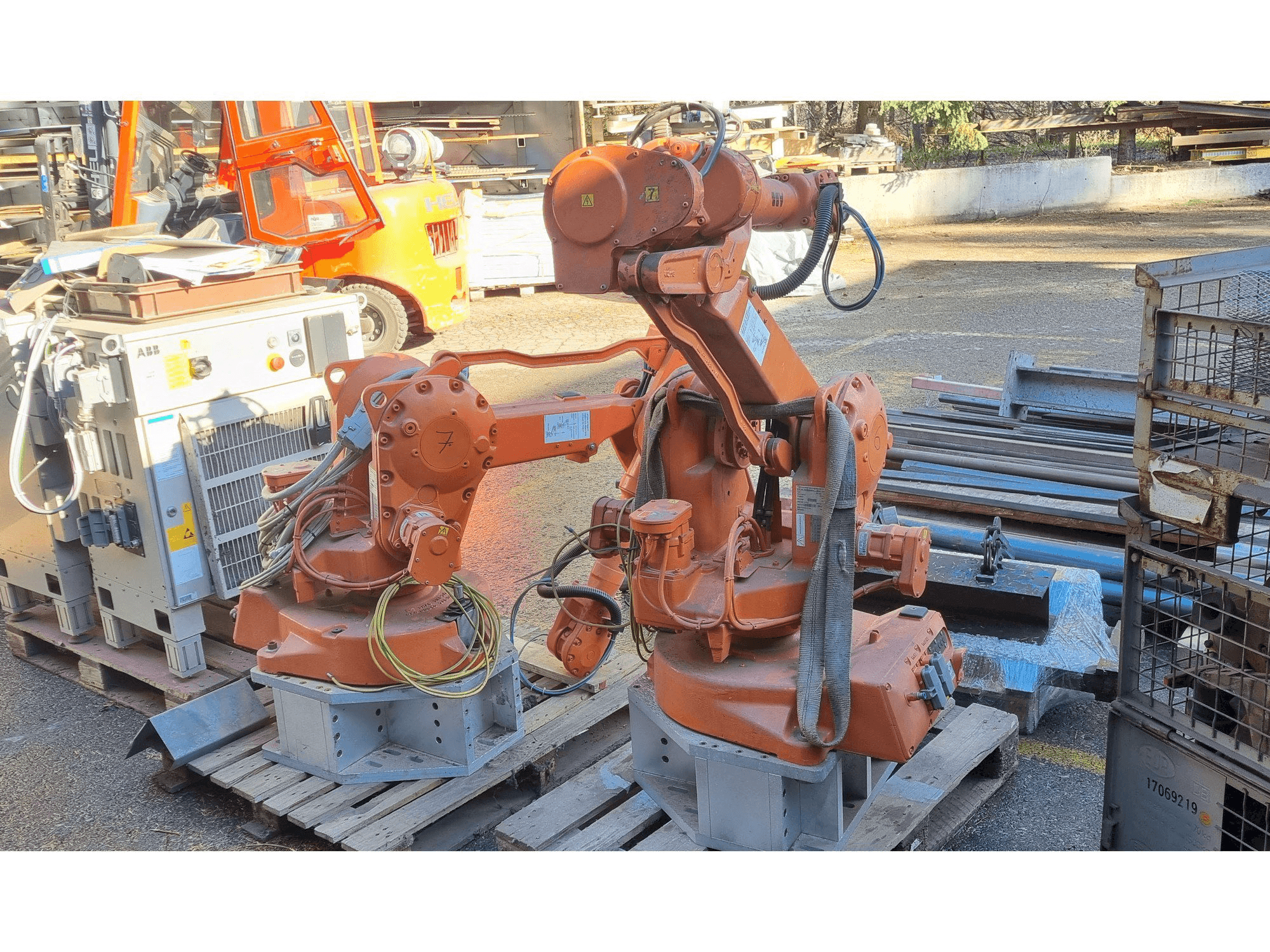 Vooraanzicht van ABB IRB2400 M2000 machine