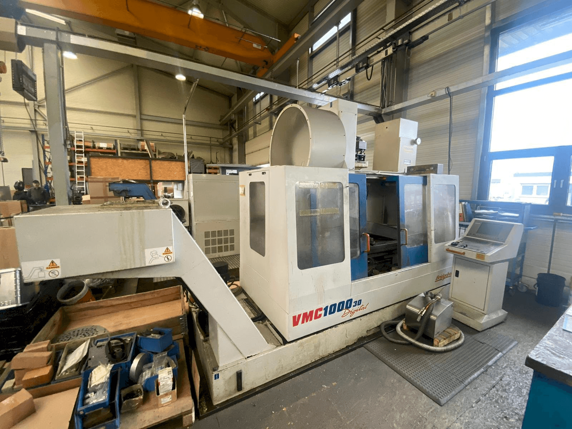 Vooraanzicht van Bridgeport VMC 1000/30 machine