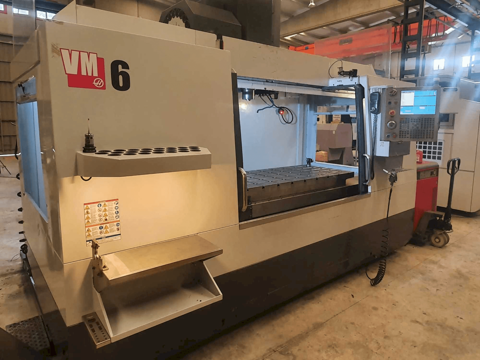 Vooraanzicht van HAAS VM6 machine