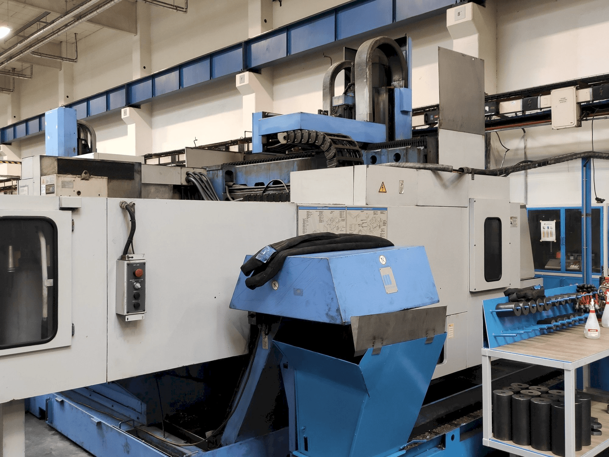 Vooraanzicht van Mazak FJV 60/80 machine