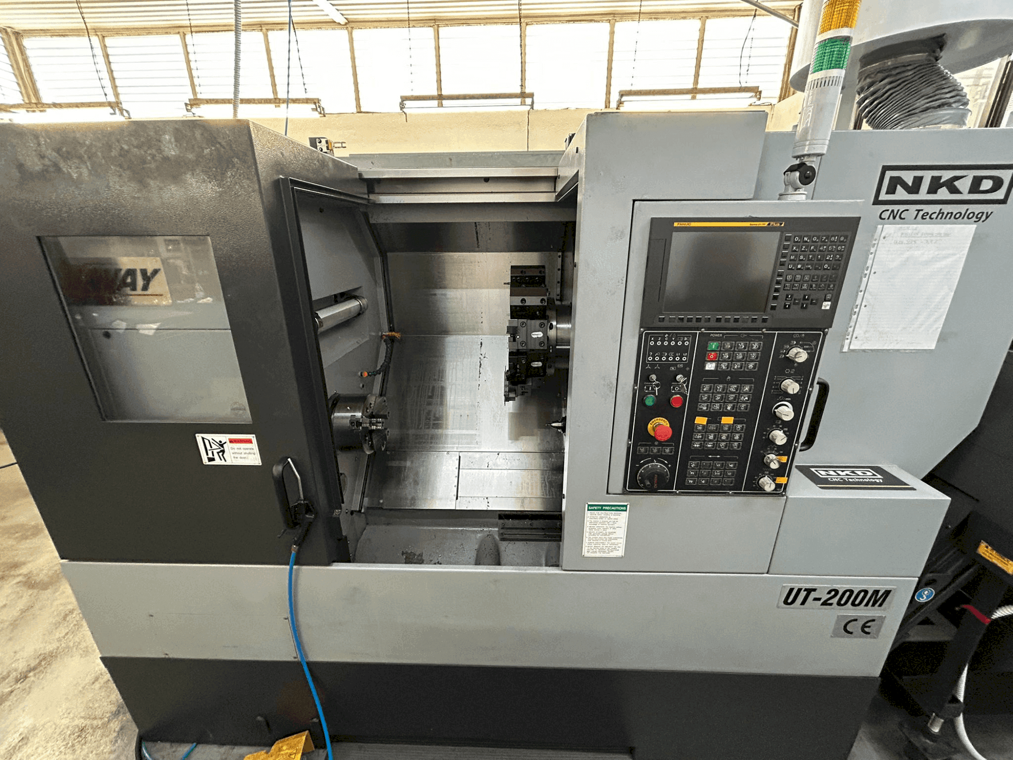 Vooraanzicht van ACCUWAY UT-200M machine