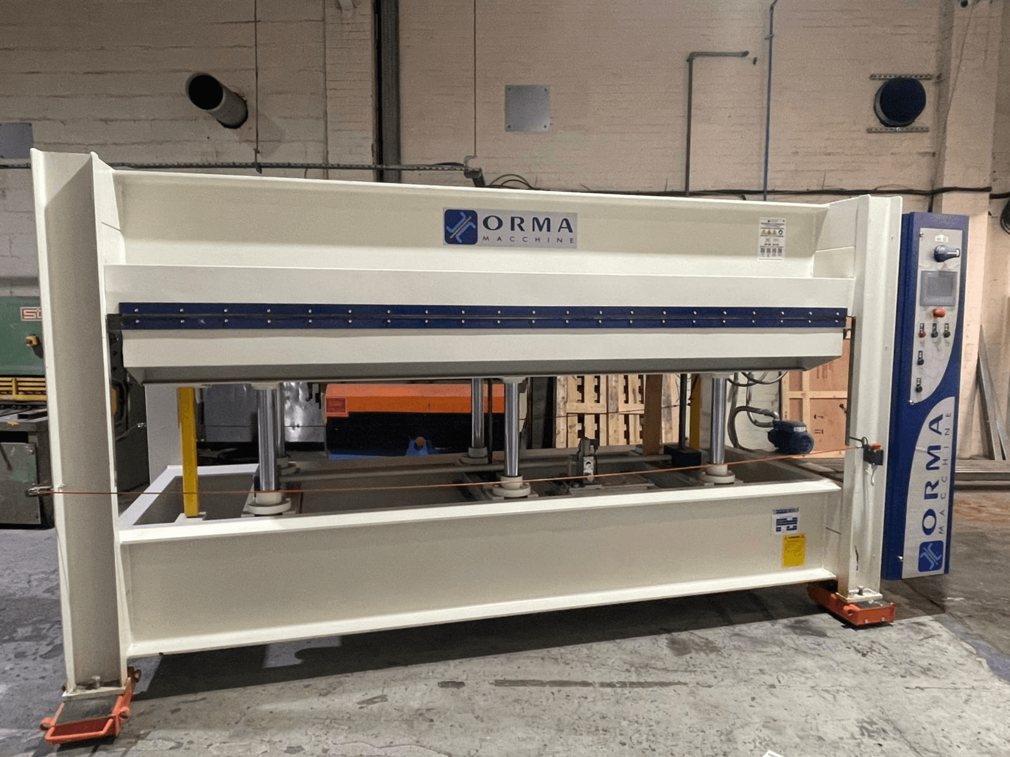 Hydraulische pers van ORMA machines, vooraanzicht, met zilveren afwerking, bedieningspaneel rechts, en rechtopstaande zuigers om te persen.