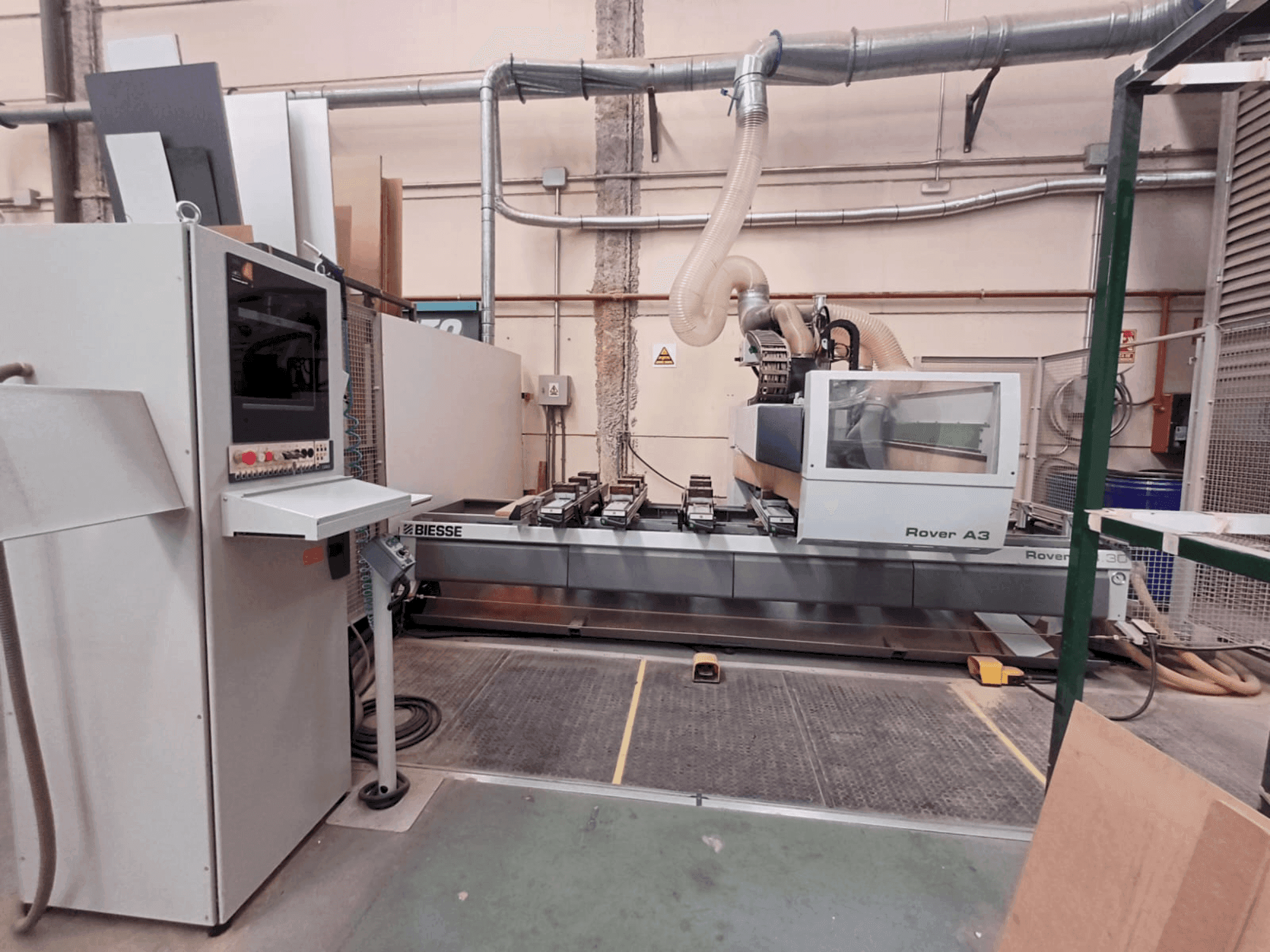 Vooraanzicht van BIESSE OVER A 330 K3 S machine