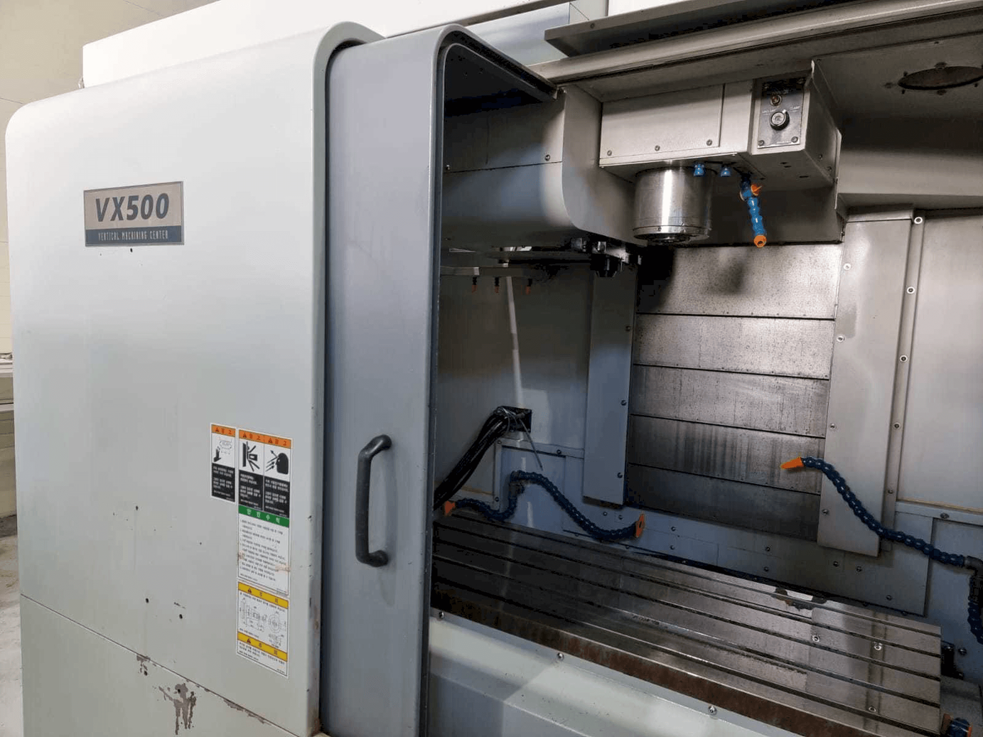 Vooraanzicht van Hyundai Wia VX500 machine