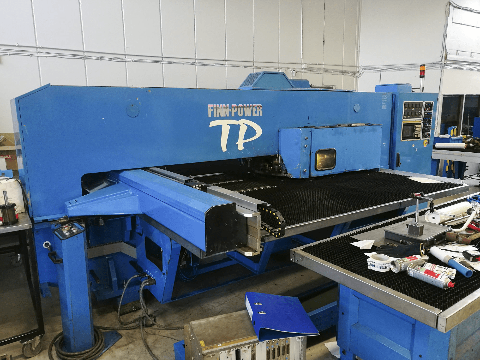 Links zicht van Finn-Power TP 2525 machine