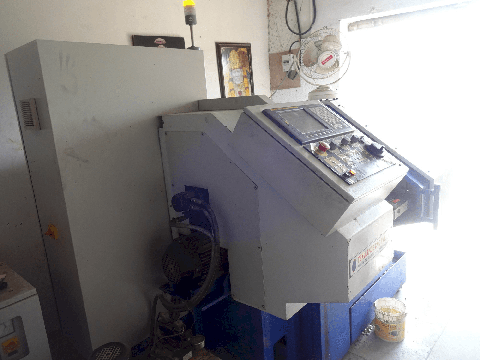 Links zicht van Gedee Weiler CNC machine