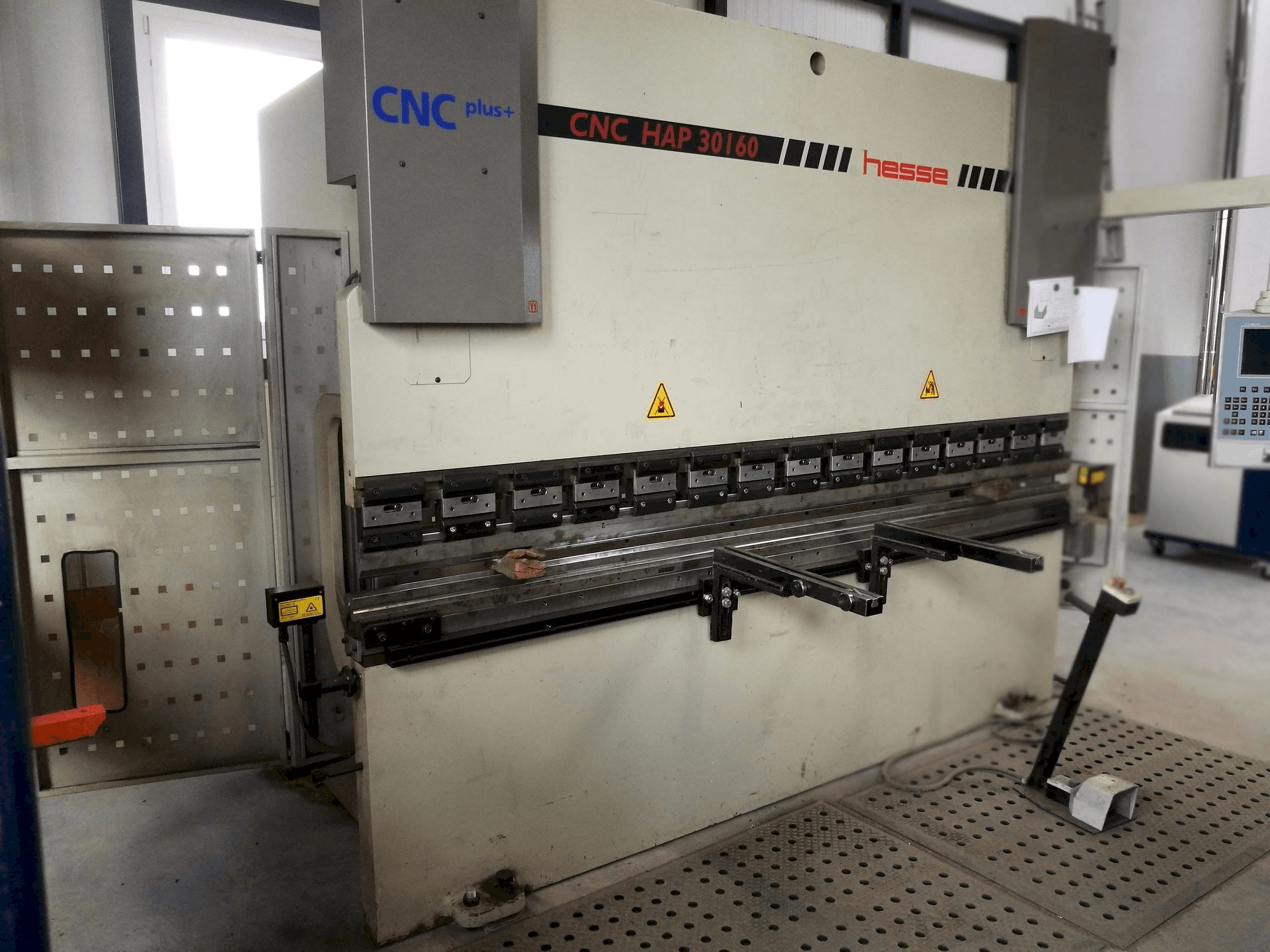 Vooraanzicht van Hesse CNC HAP 30160 machine