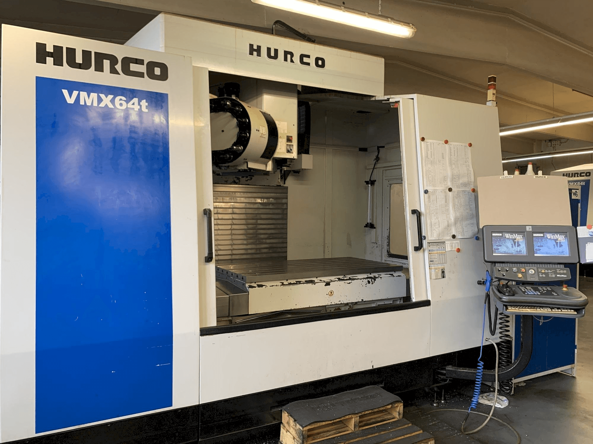 Vooraanzicht van Hurco VMX 64 T machine