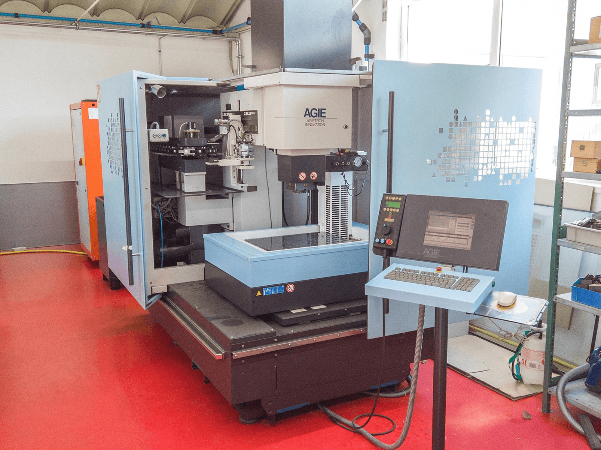 Vooraanzicht van AGIE AGIETRON INNOVATION 2 machine