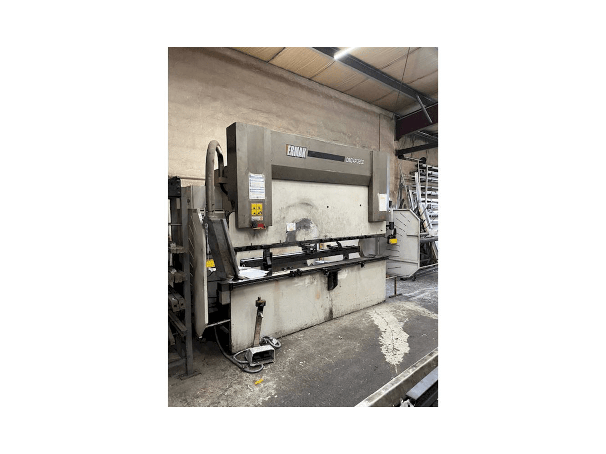 Vooraanzicht van ERMAK Cnc ap machine