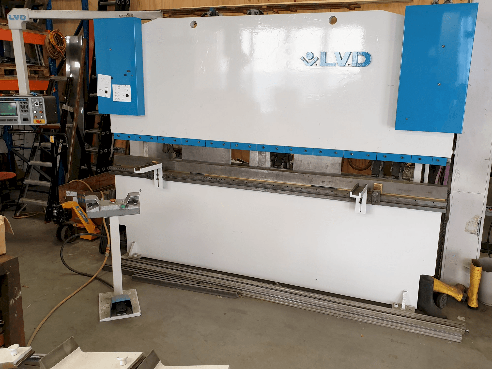 Recht aanzicht van LVD PPI 135/30 machine