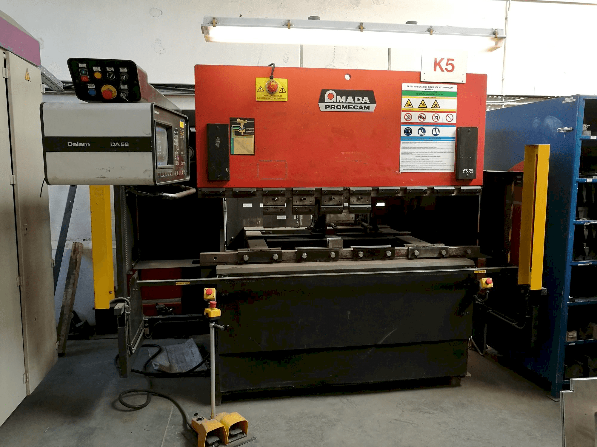Vooraanzicht van AMADA ITPS 50/20 machine