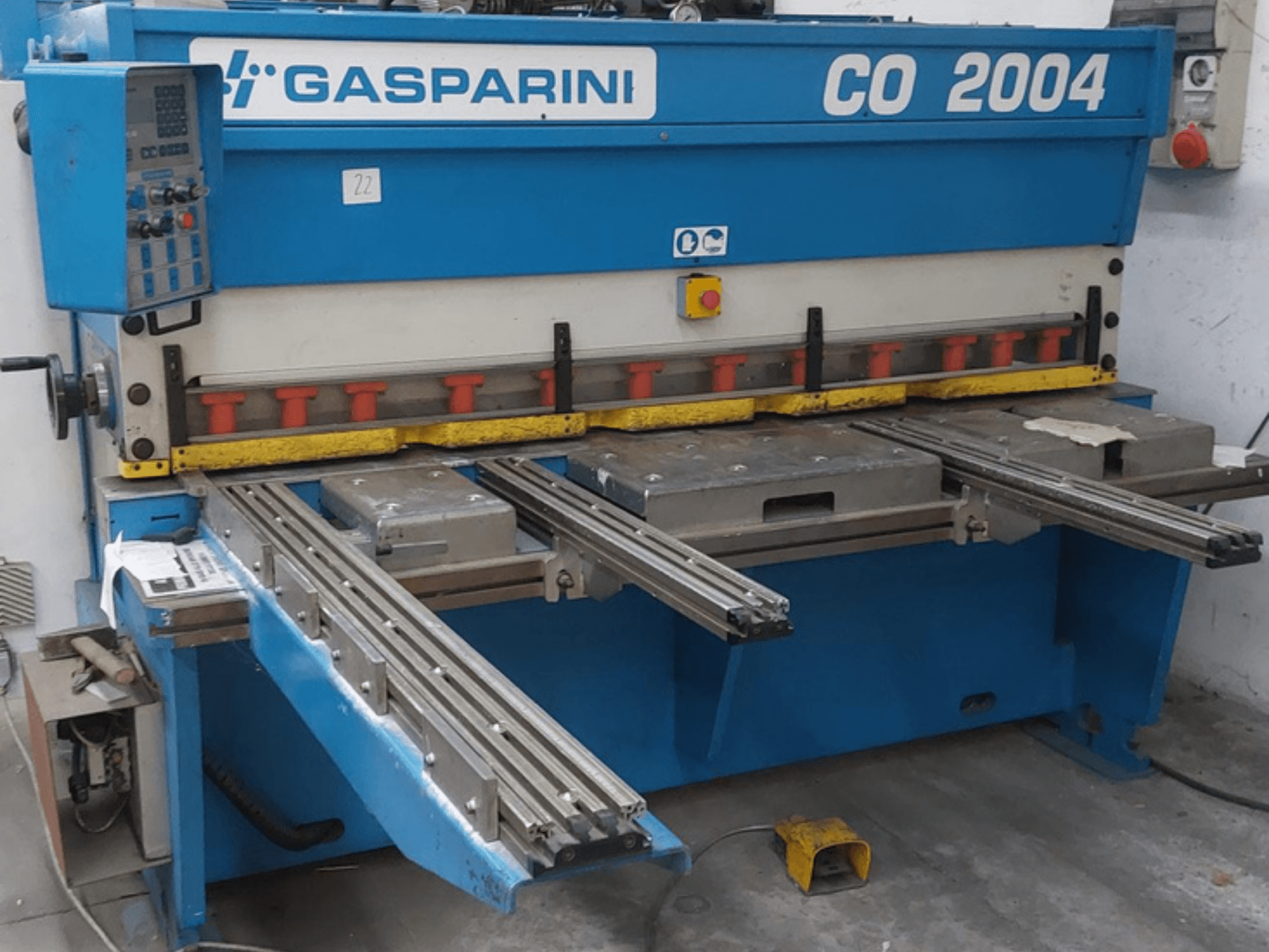 Hydraulische knipmachine GASPARINI CO/2004, vooraanzicht, met bedieningspaneel en metalen kniptabellen met glijrails.