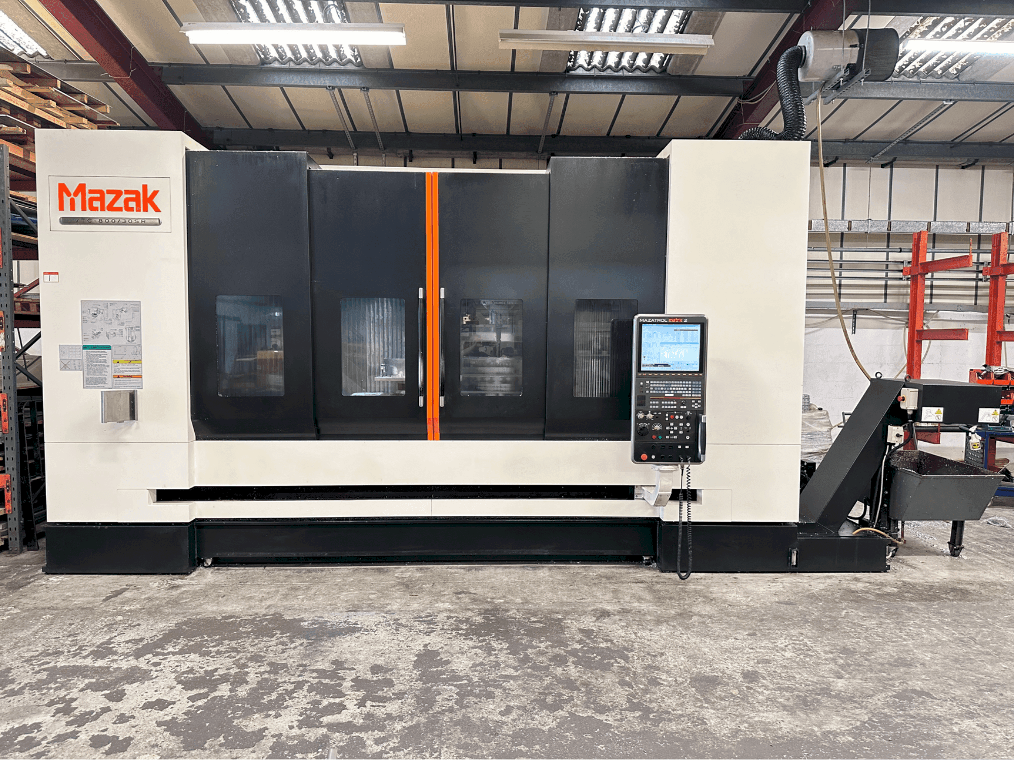Vooraanzicht van Mazak VTC-800/30SR machine