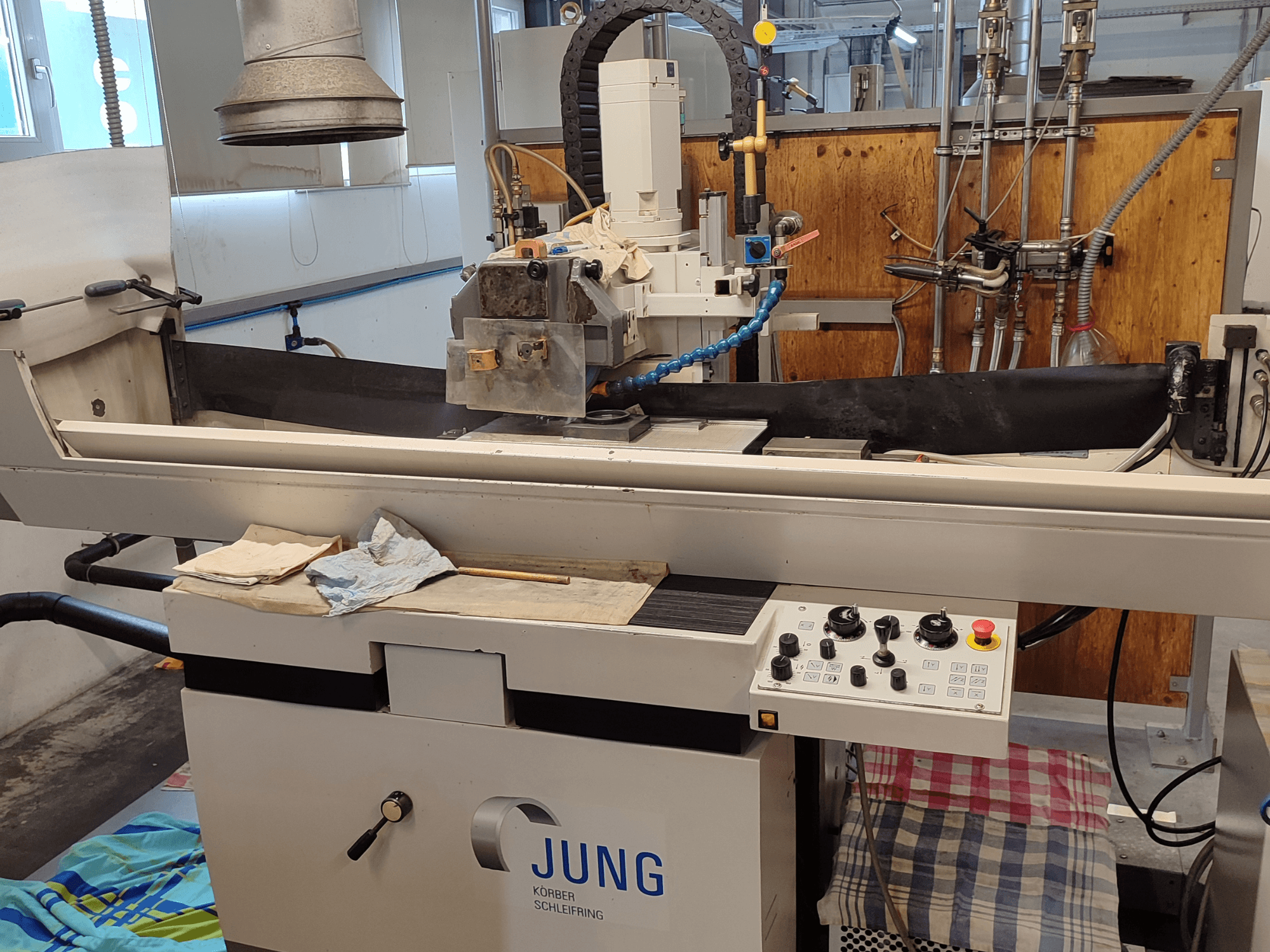 BLOHM JUNG JE 525 P vlakslijpmachine, vooraanzicht, met bedieningselementen en slijpschijfinstelling.