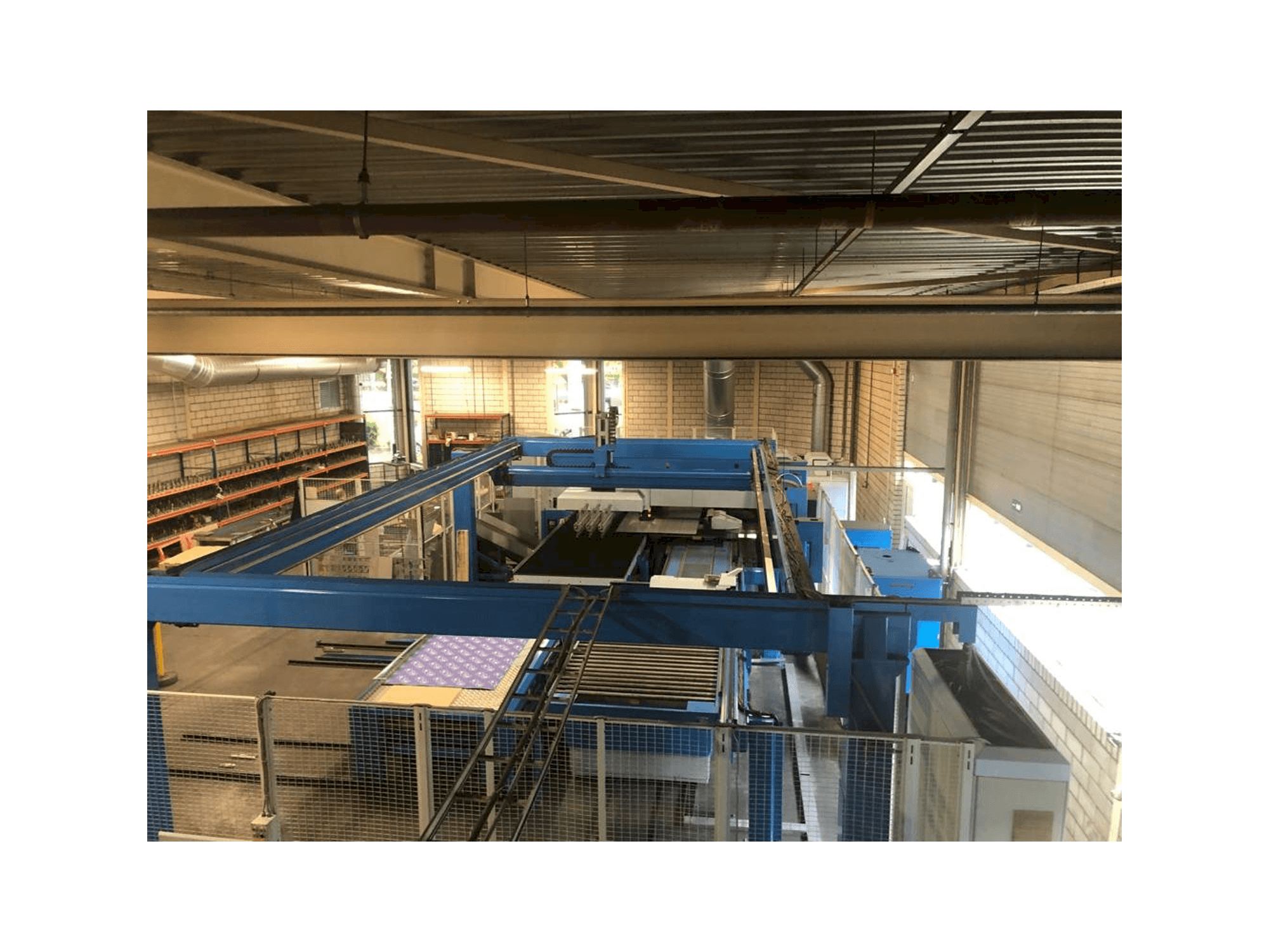 Vooraanzicht van Finn-Power LB 6 UVH machine