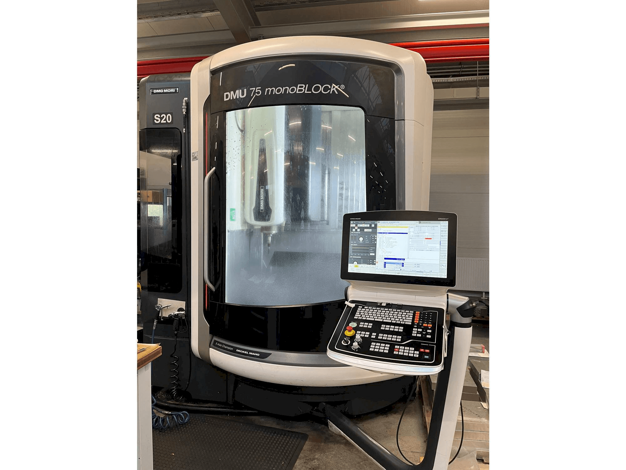 Vooraanzicht van DMG MORI DMU 75 monoBLOCK machine