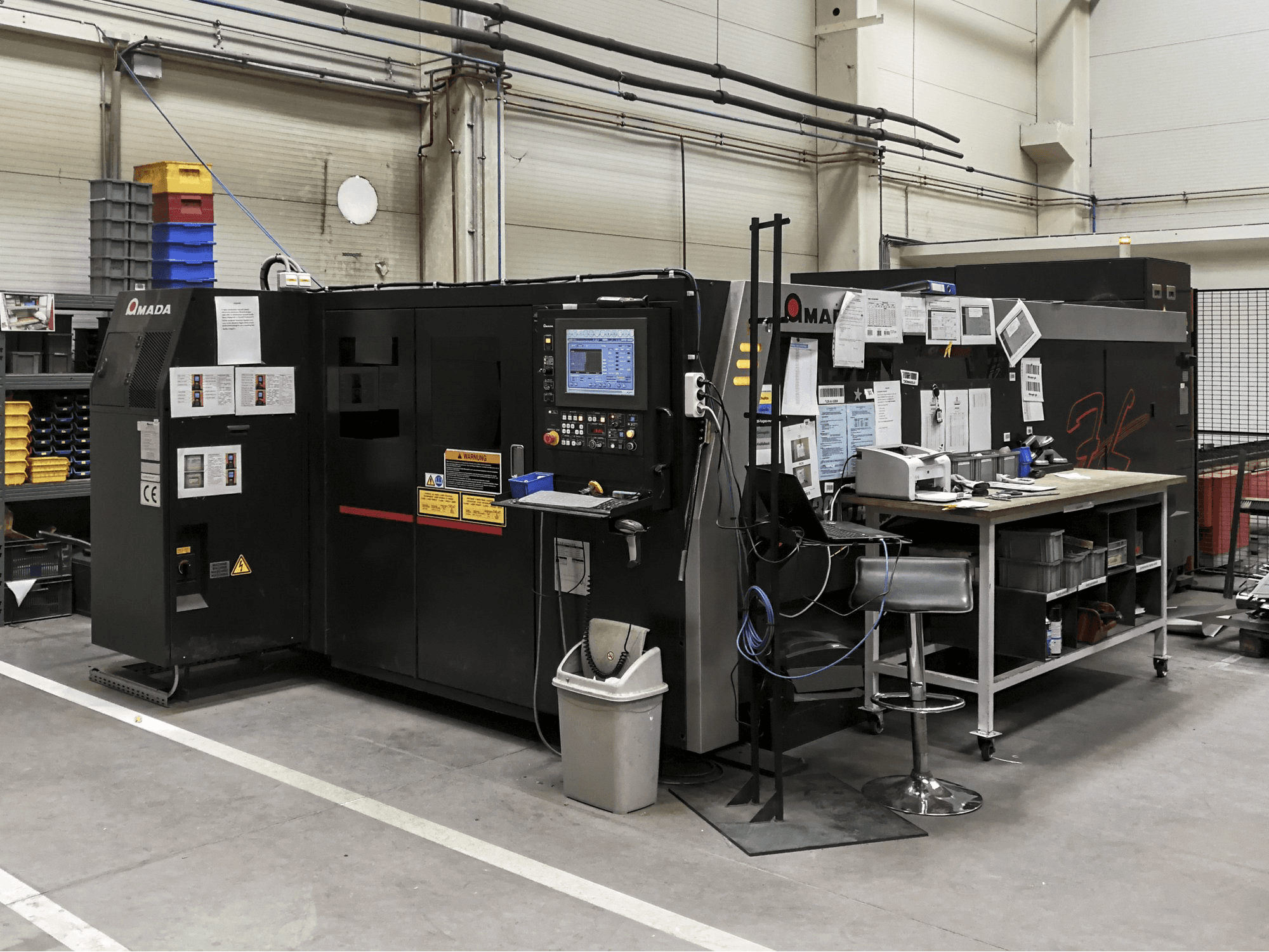 Recht aanzicht van AMADA LCG-3015 AJ machine