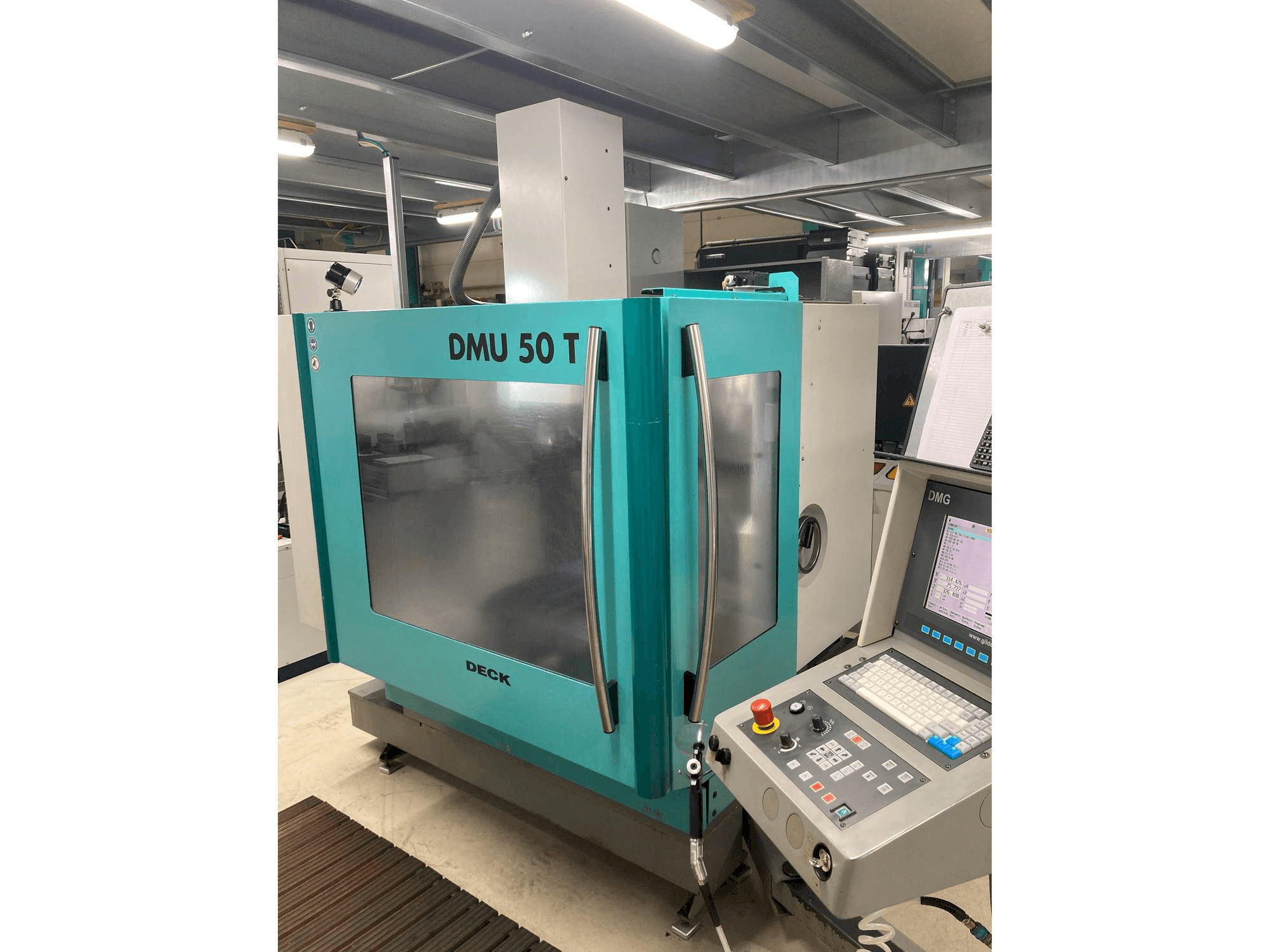 Vooraanzicht van DMG DMU 50 T machine