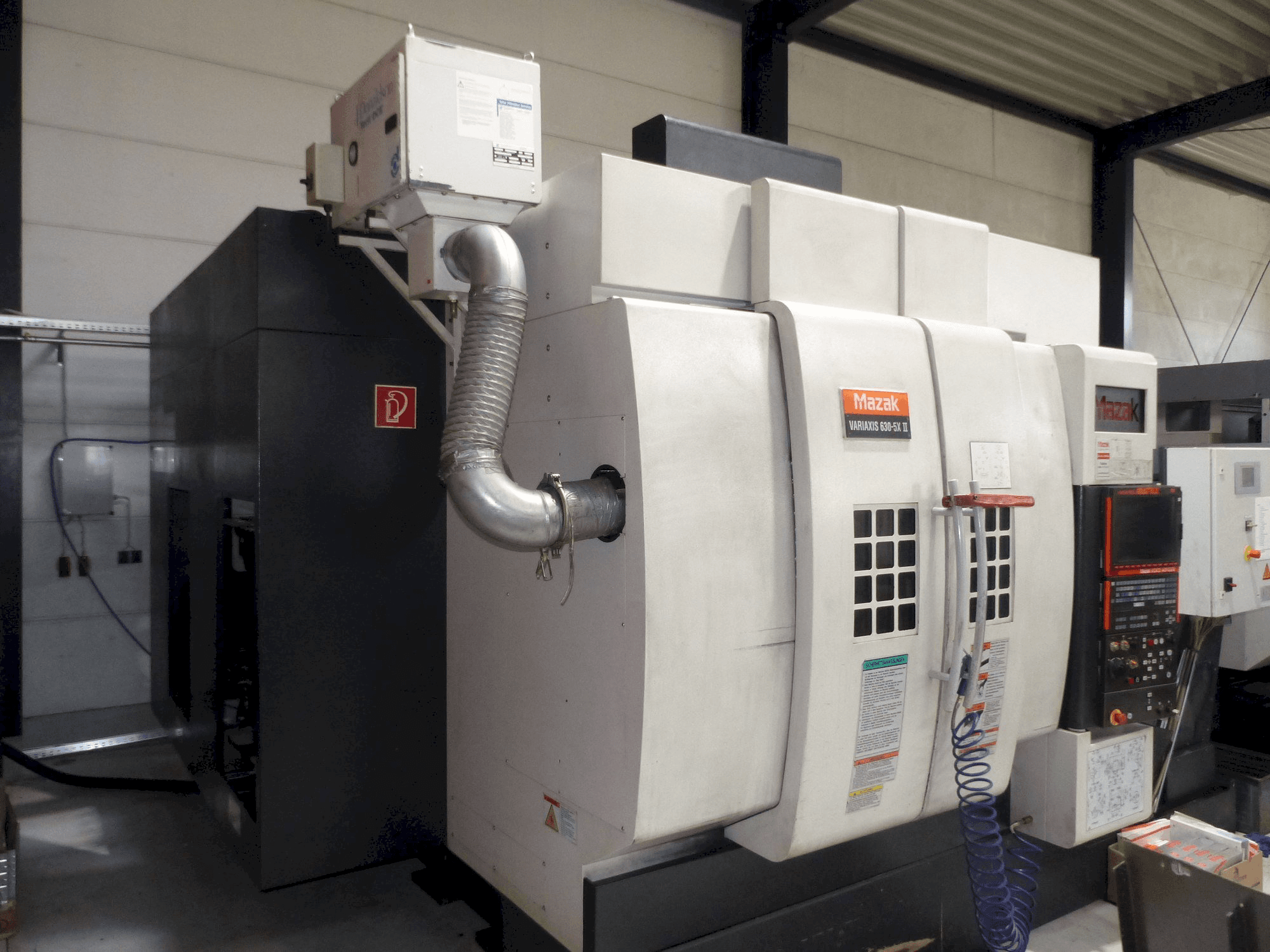 Linkerzijdeaanzicht van Mazak Variaxis 630-5x II machine