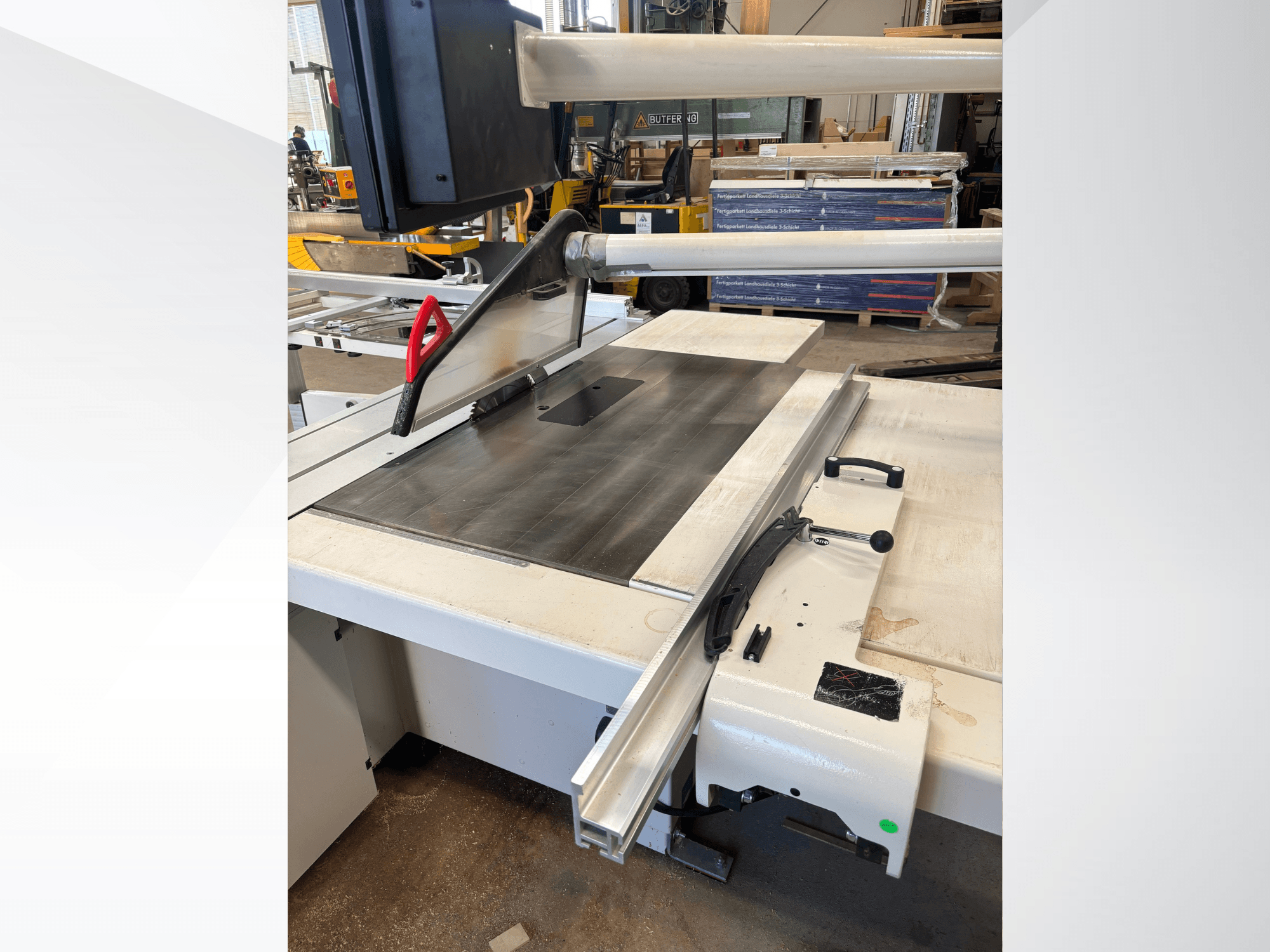 SCM SI 5-paneelzaag met een metalen tafel en geleider, gezien vanaf de zijkant, met het zaagblad en de veiligheidsafscherming in beeld.