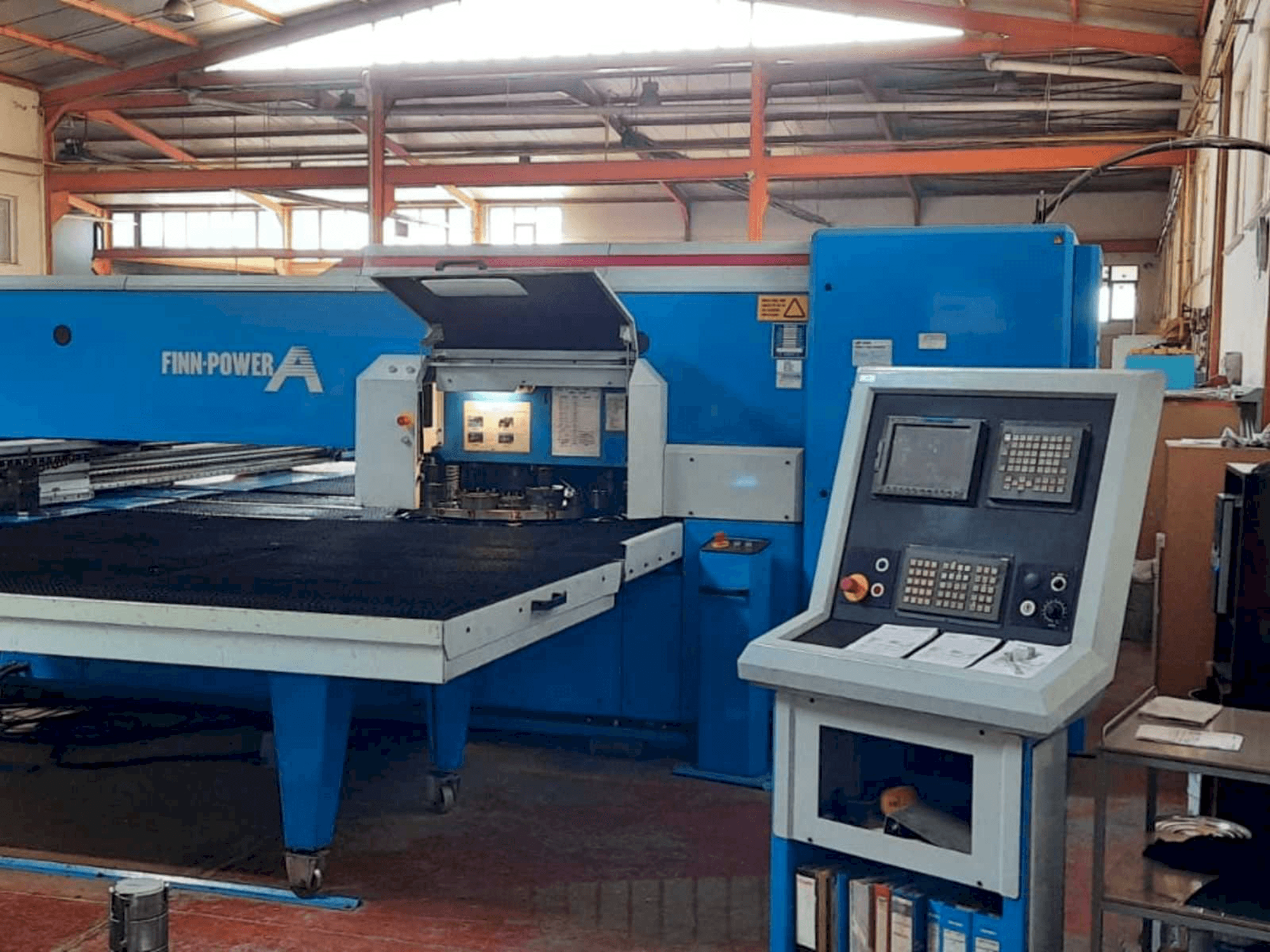 Vooraanzicht van Finn-Power A525F machine