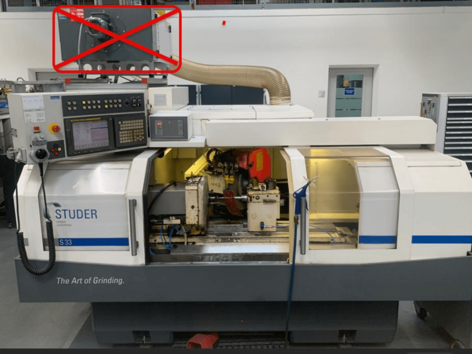 Studer S33 rondslijpmachine, vooraanzicht met bedieningspaneel en slijpcomponenten met zichtbare elektrische aansluitingen.