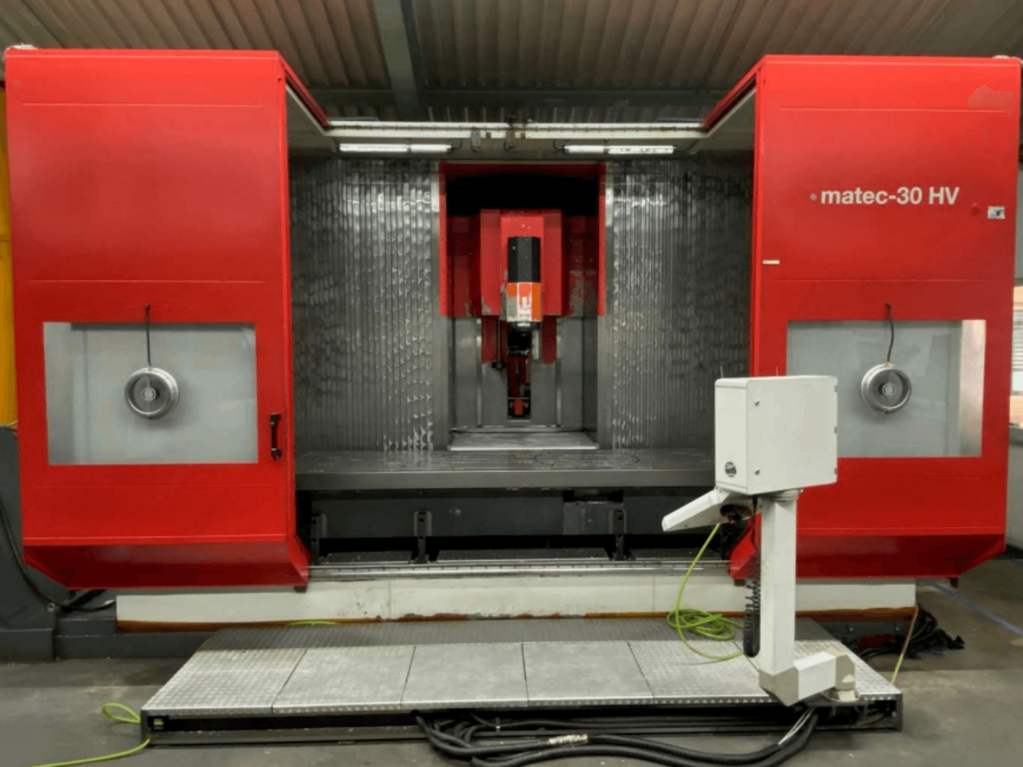Rode matec-30 HV freesmachine, vooraanzicht met besturingseenheid en basis, met een groot werkgebied en precisiegereedschap.