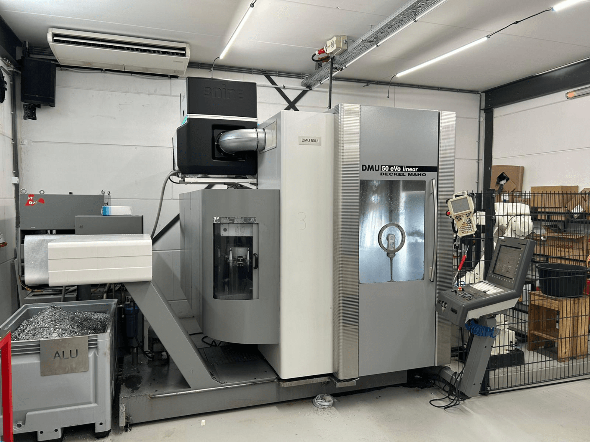 DMU 50 eVo lineaire freesmachine van Deckel Maho, vooraanzicht, met bedieningspaneel en spanenopvang.