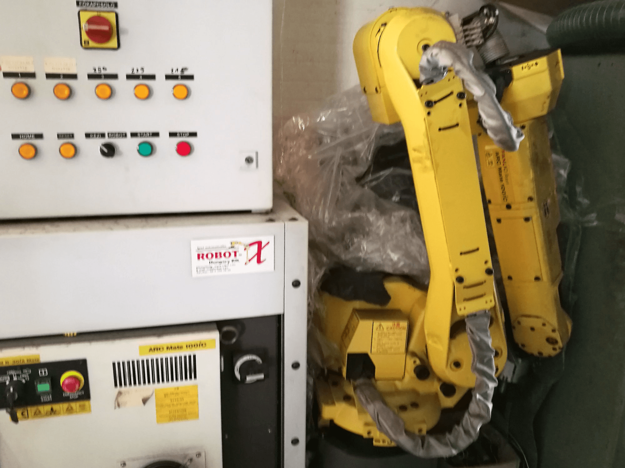Vooraanzicht van FANUC ARC Mate 100iC machine