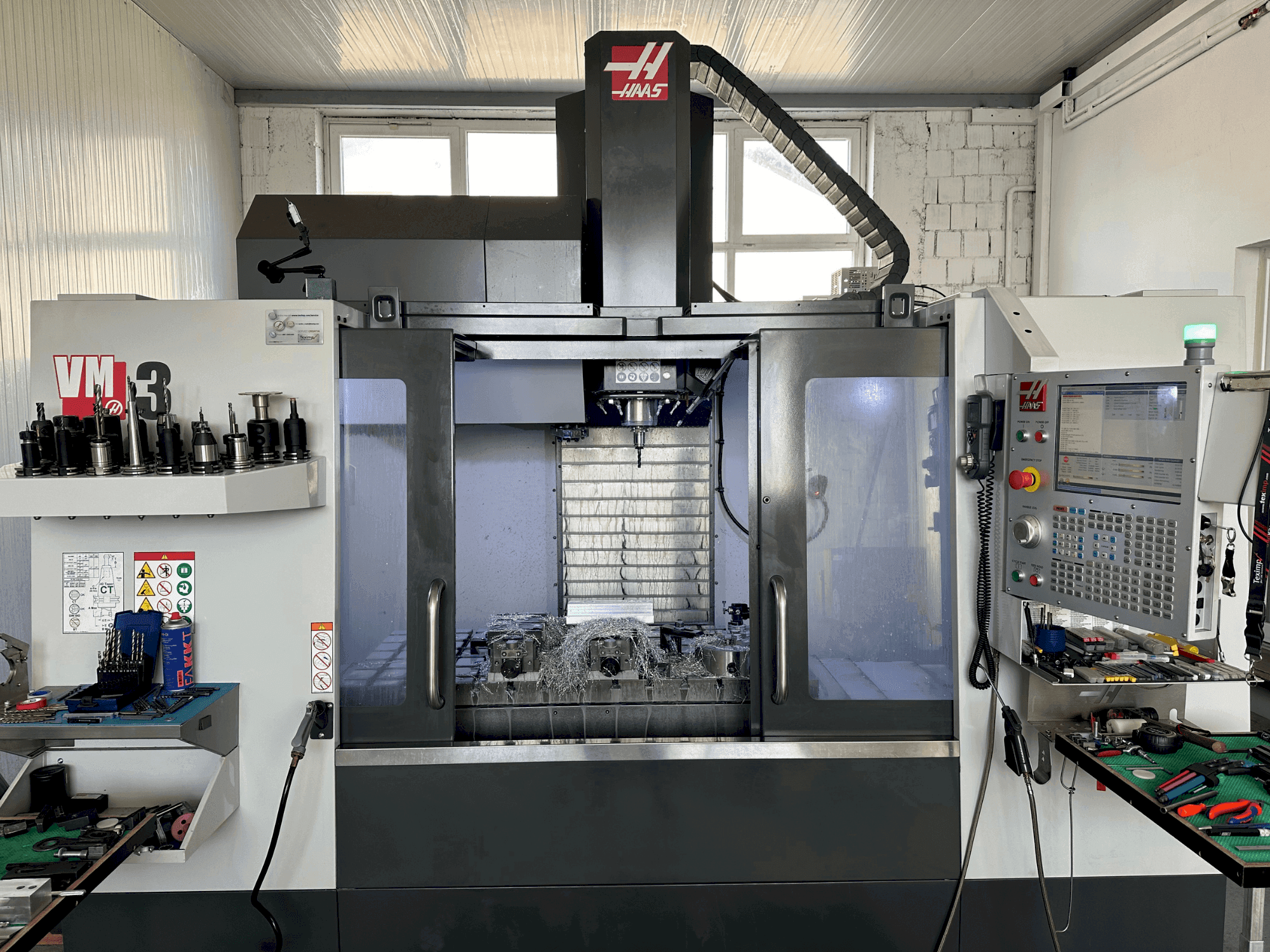 Vooraanzicht van HAAS VM-3 machine