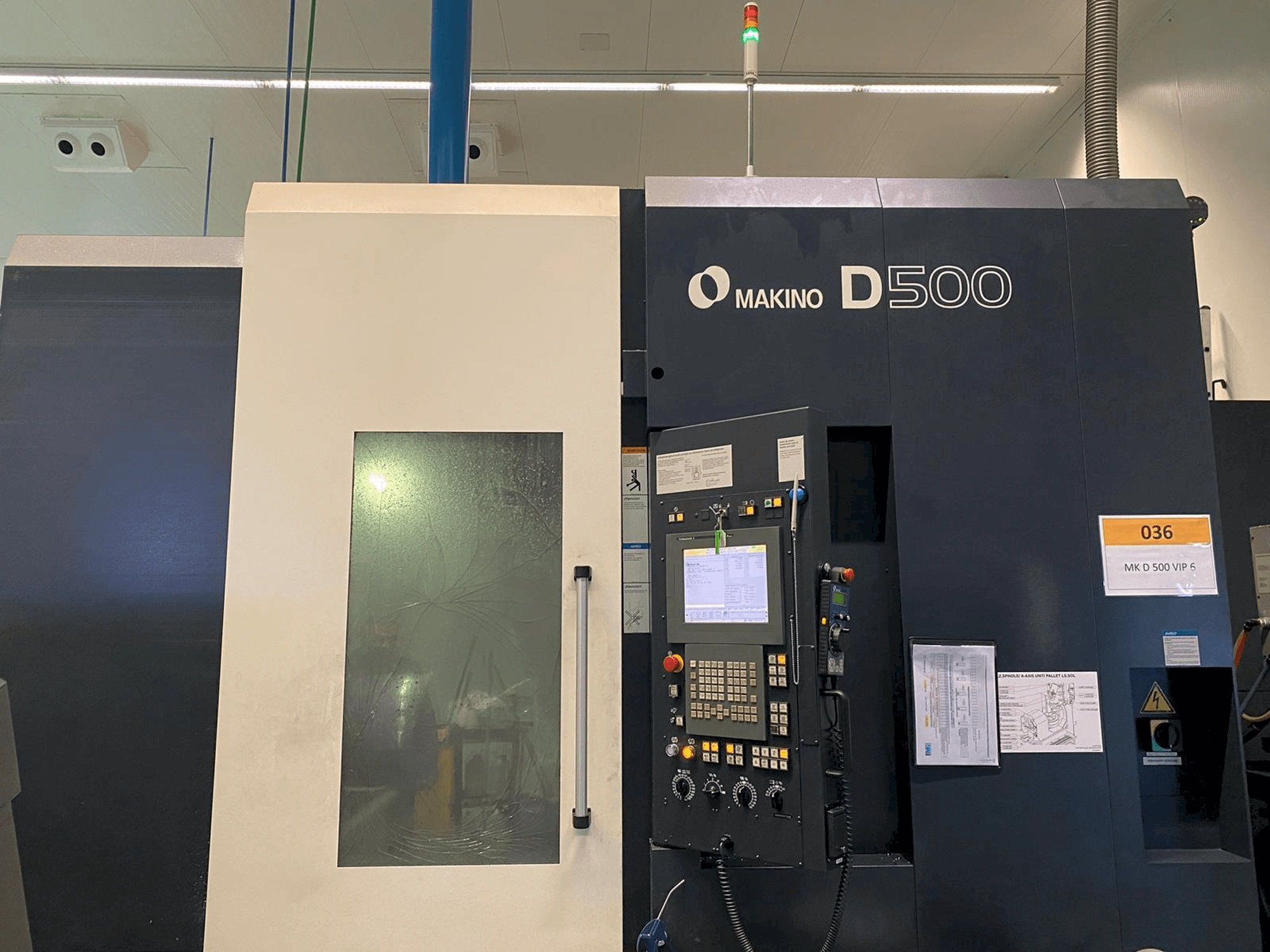 Vooraanzicht van Makino D500 machine