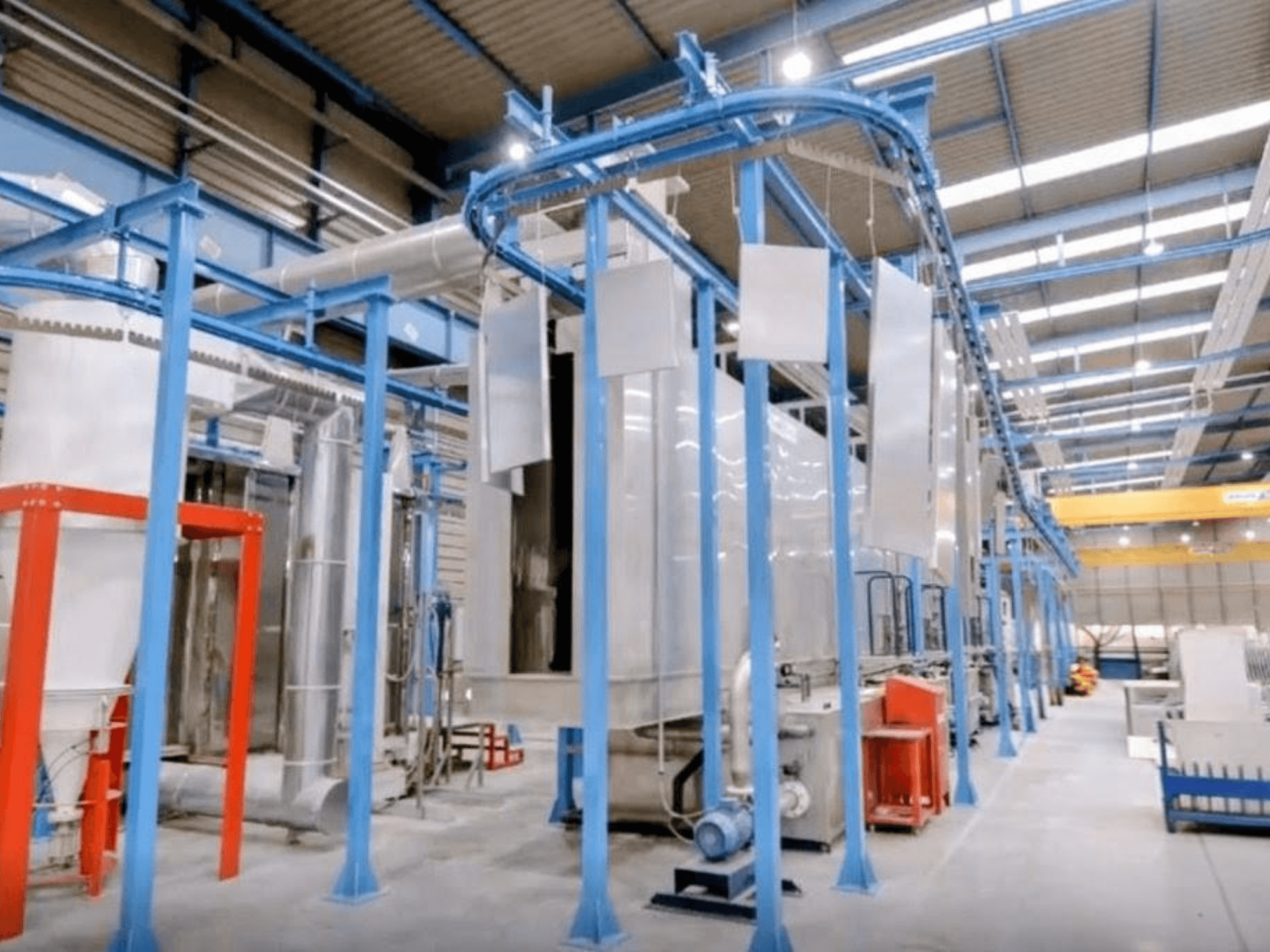 Vooraanzicht van de CABYCAL LPP-plaatbewerkingsmachine in een grote industriële ruimte, met het blauwe frame en de opstelling van de machine.